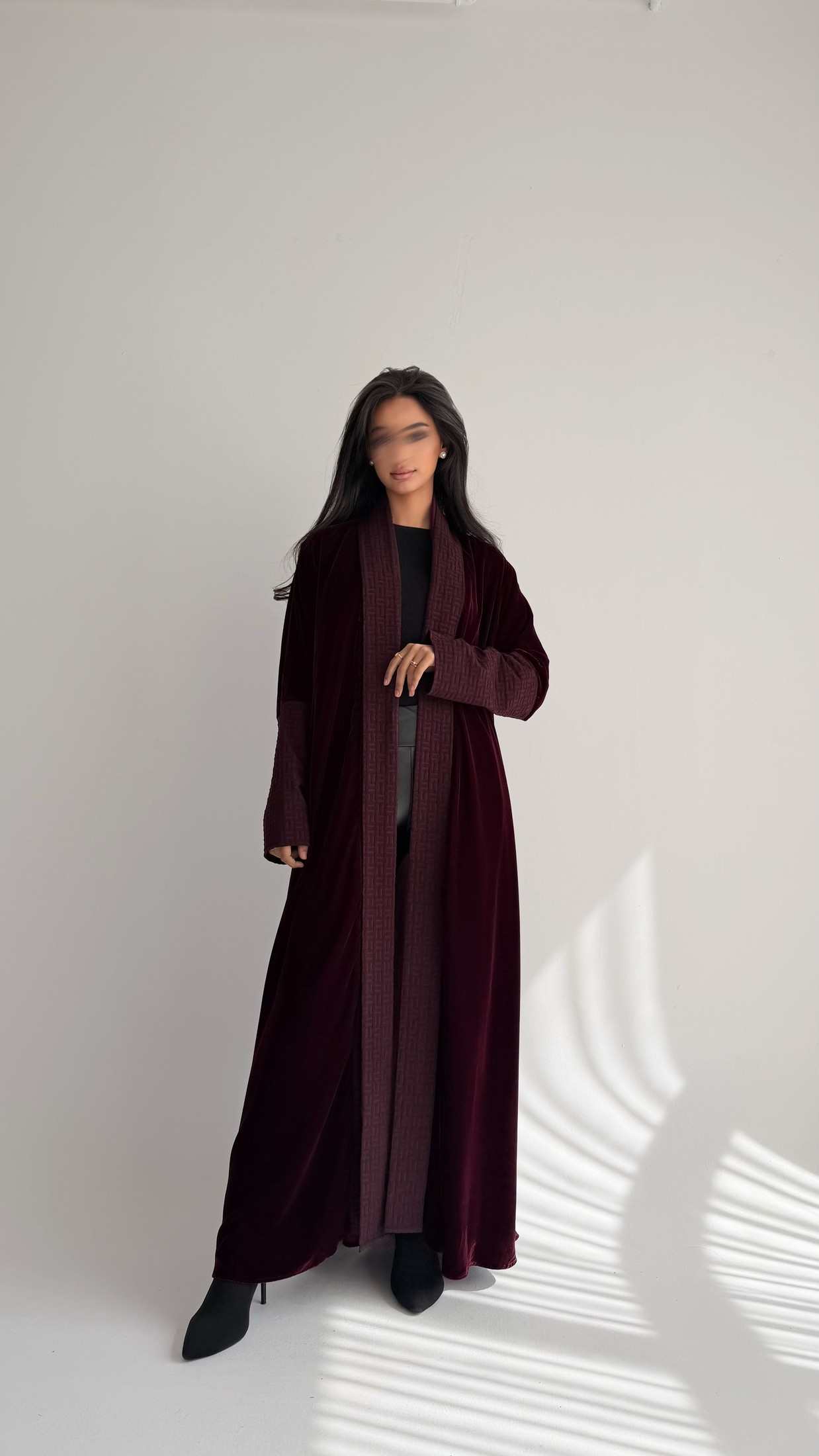 MWT814 - عباية مخمل عنابي مع تدخيلة بالامام - Aya