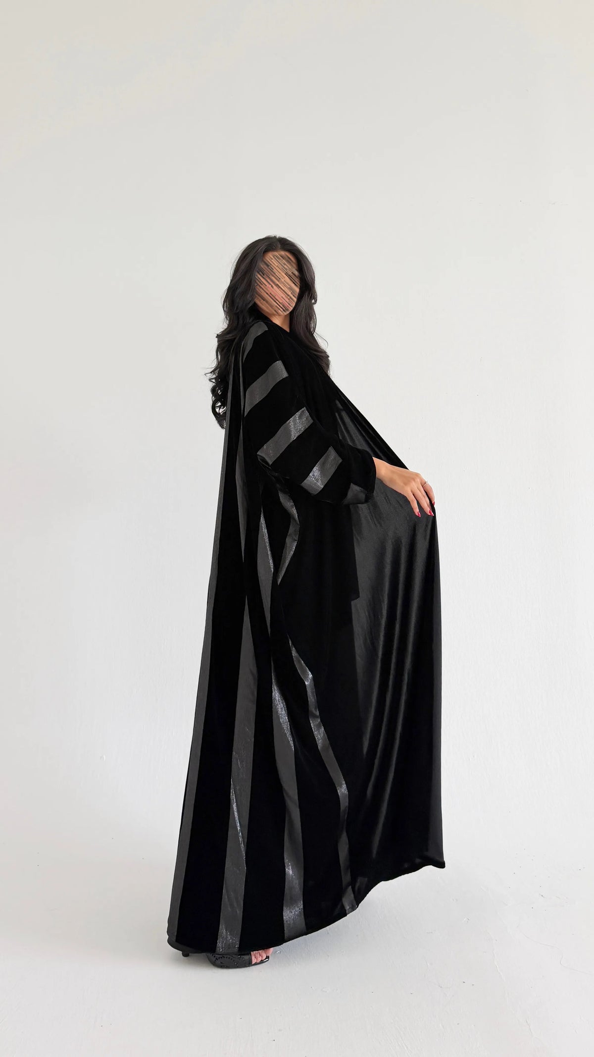 MWT1296 - عباية مخمل أسود مع تدخيله مخمل مخطط فضي - Aya
