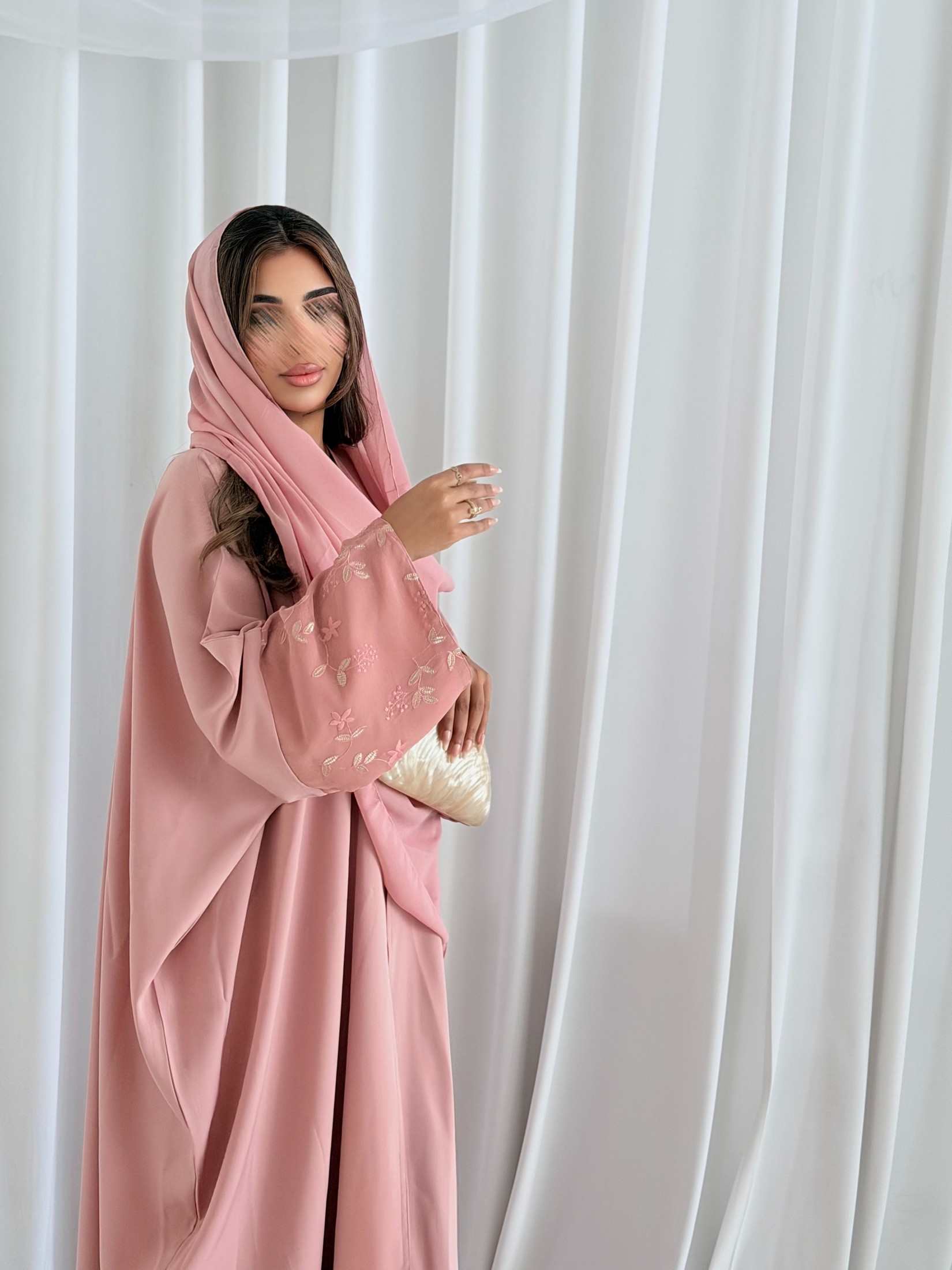 MWT5217 - عبايه صيفيه مع تدخيلات ورد بقماش يومي بارد - Aya