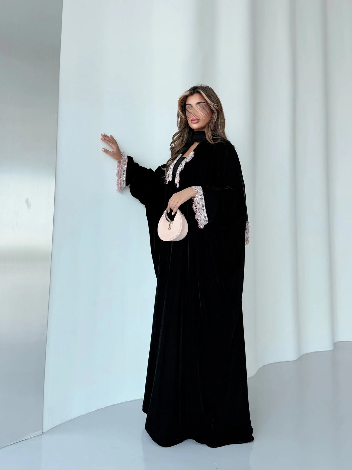 MWT5262 - مخمل اسود بتفاصيل آنوثية ناعمة و كمية محدودة - Aya