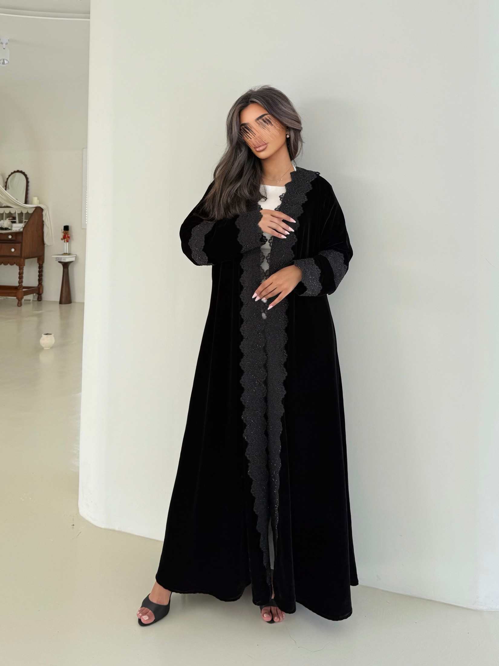 MWT972 - عباية مخمل مع اضافة كلفه اسود لمعة - Aya