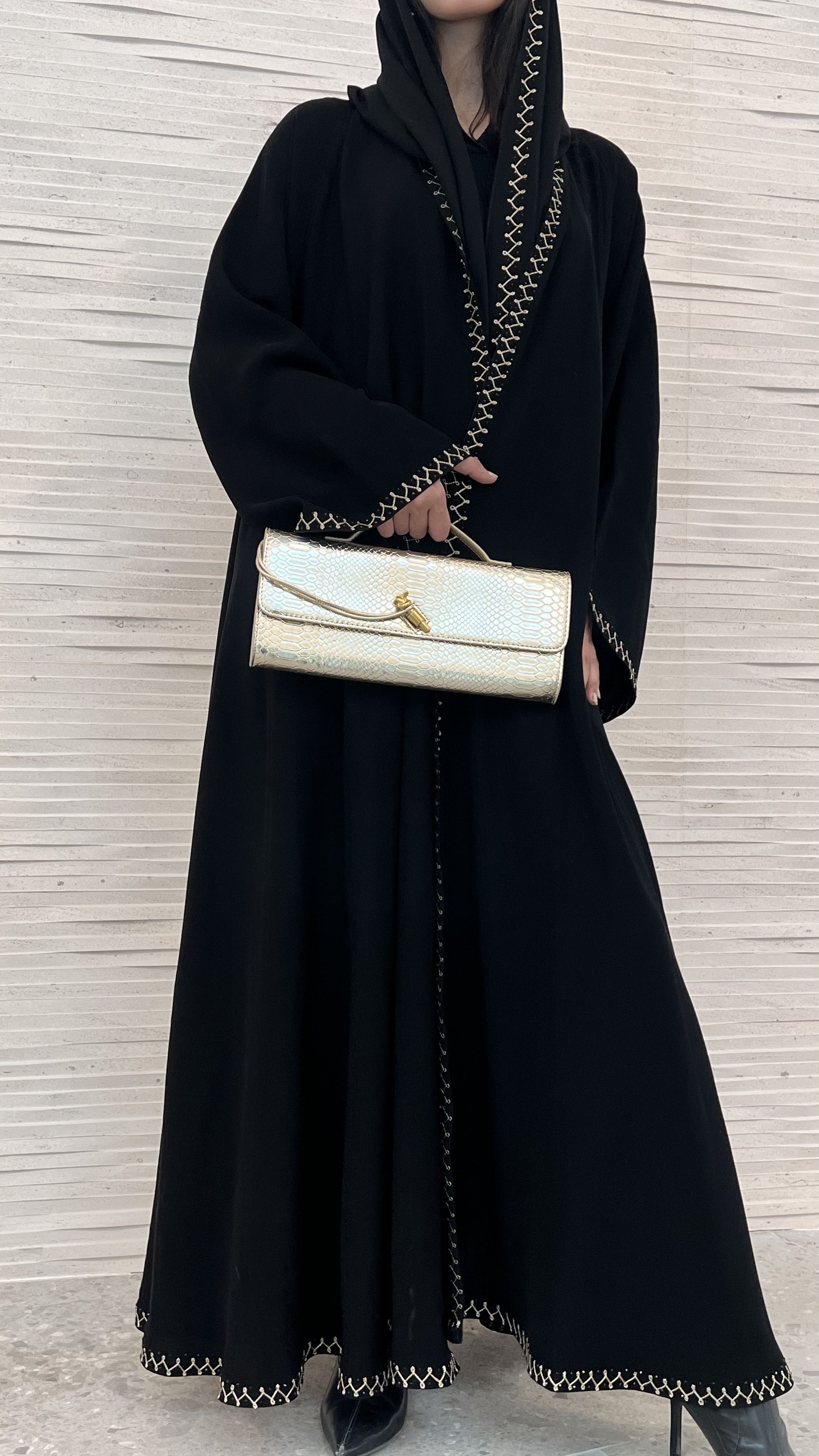 MW1267 - عباية سوداء دبل كلوش بتطريز ابيض في اطراف العباية والطرحة - Aya