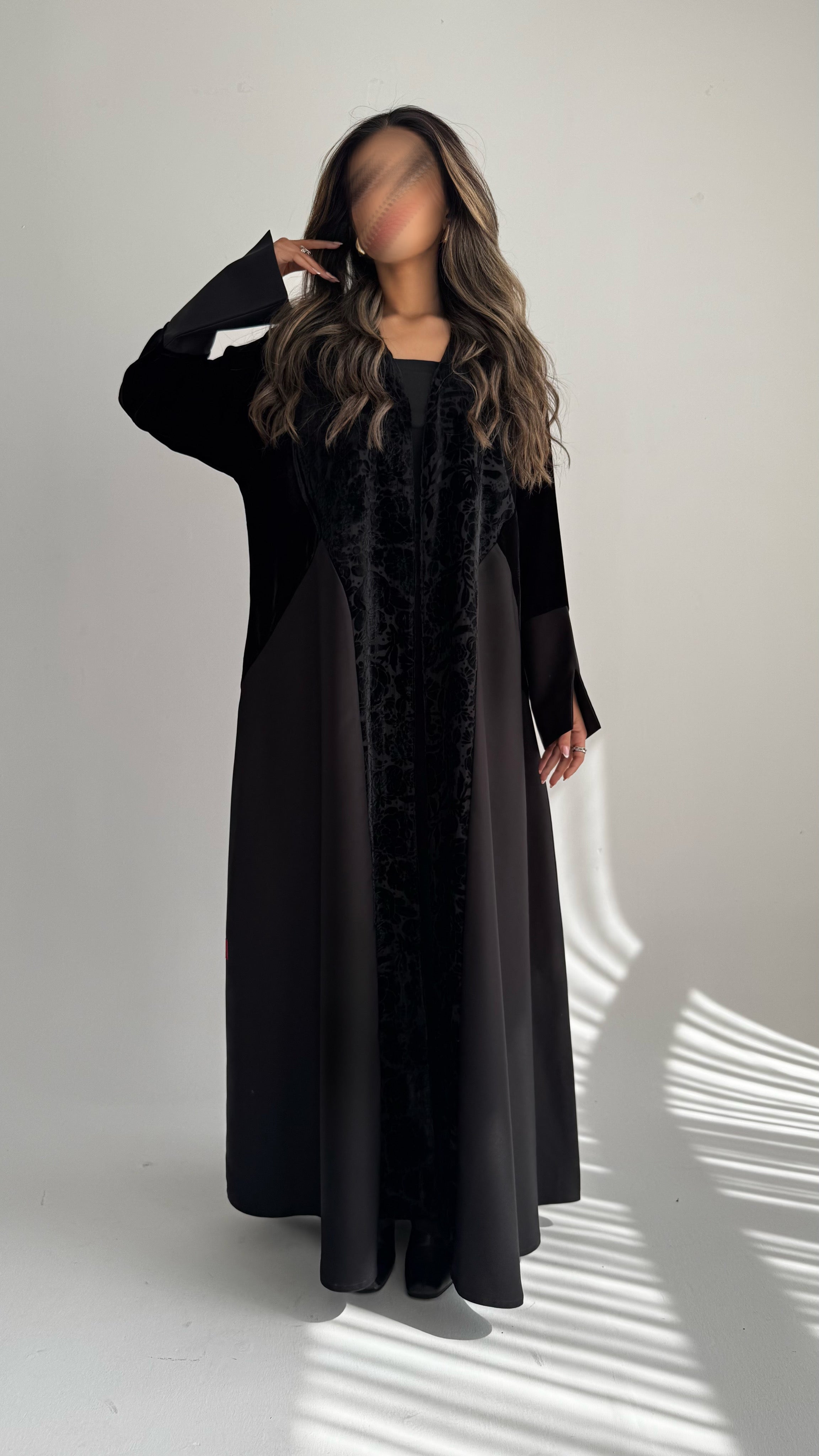 MWT694 - عباية اسود مخمل وردات - Aya