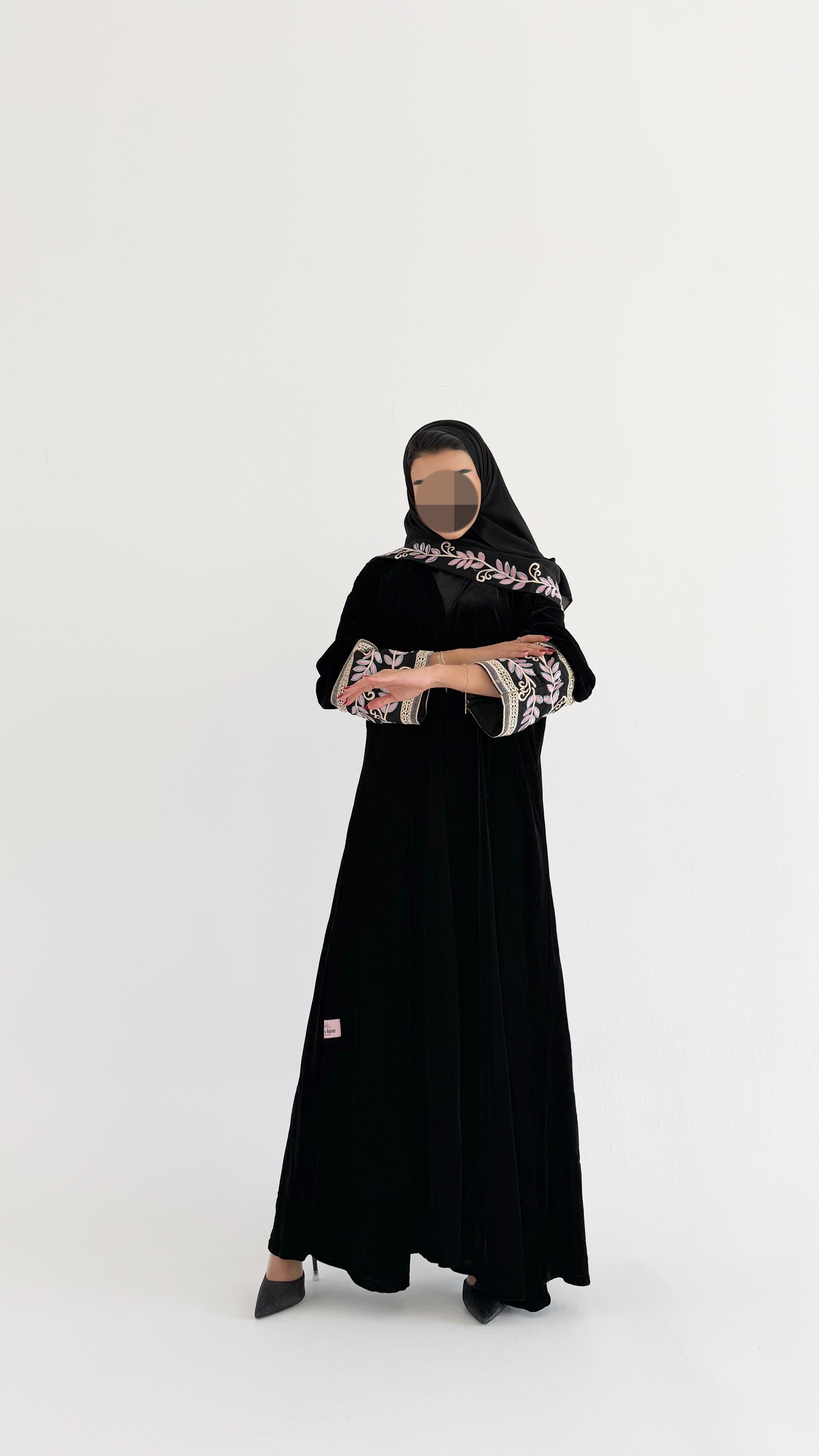 MWT630 - عباية مخمل مع تطريز بالاكمام - Aya