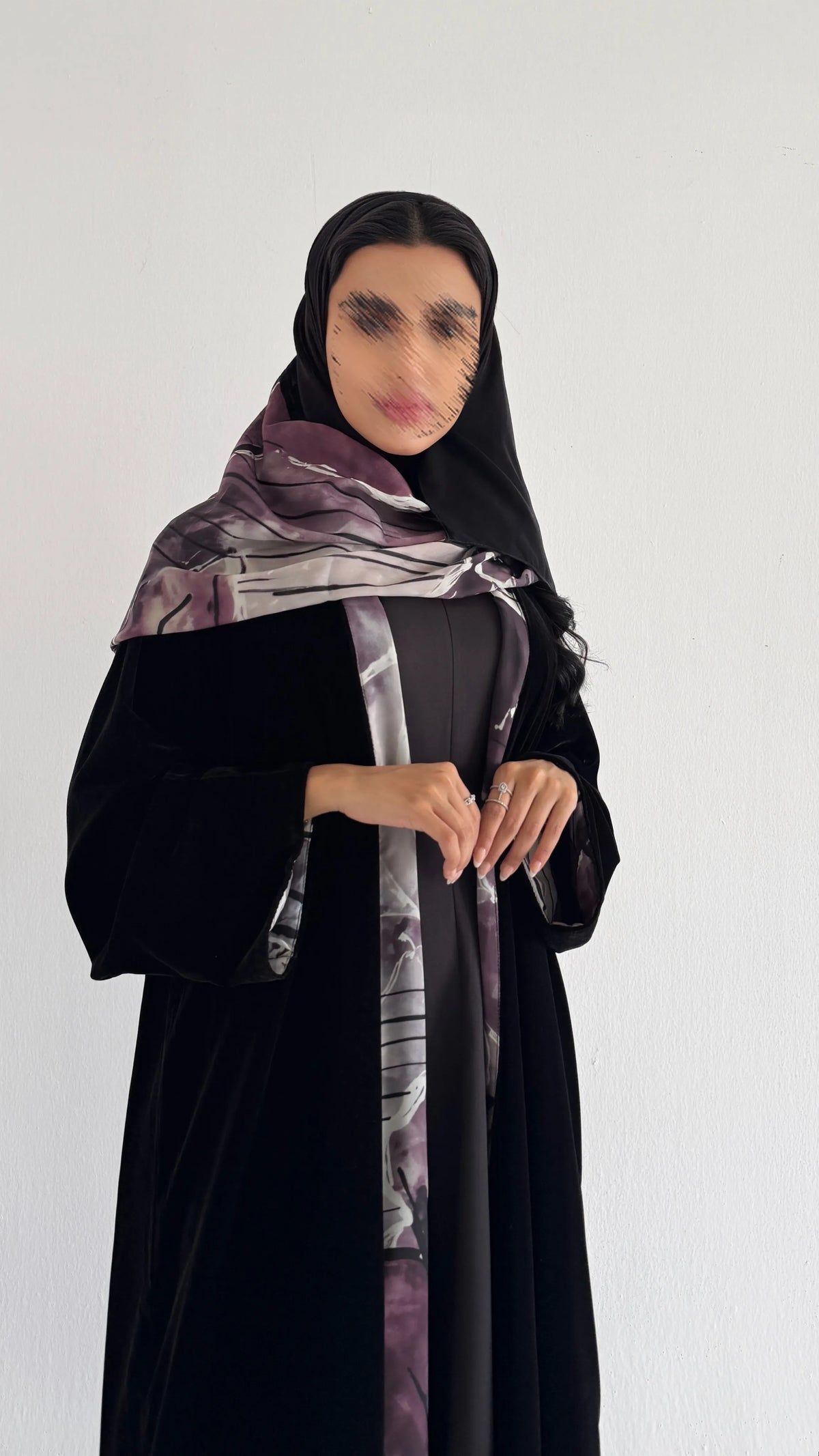 MWT2186 - عبايه دبل فيس مخمل أسود مع طباعه شتوية شيفون - Aya