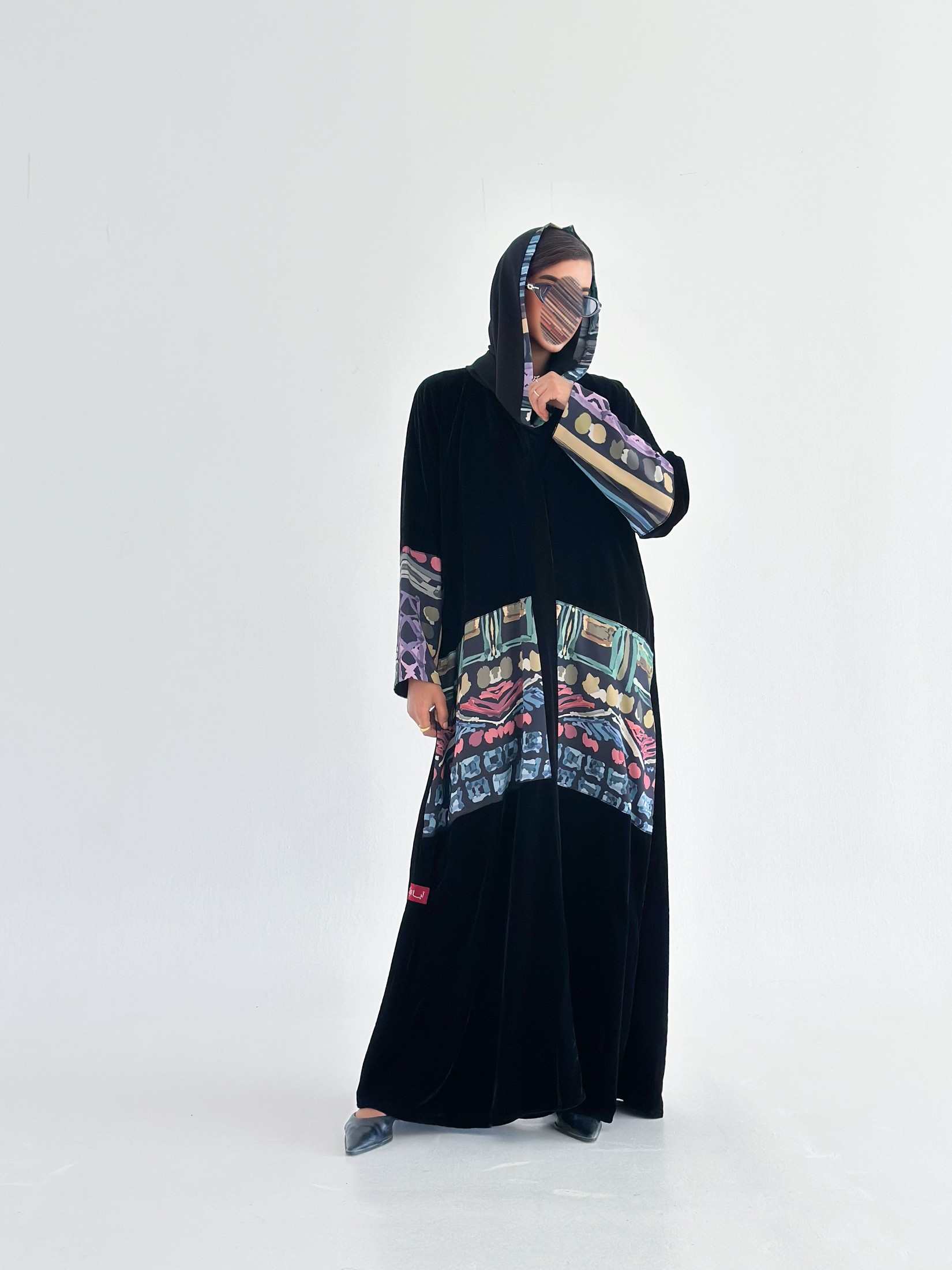 MWT577 - عباية مخمل مع طباعة ملونة - Aya