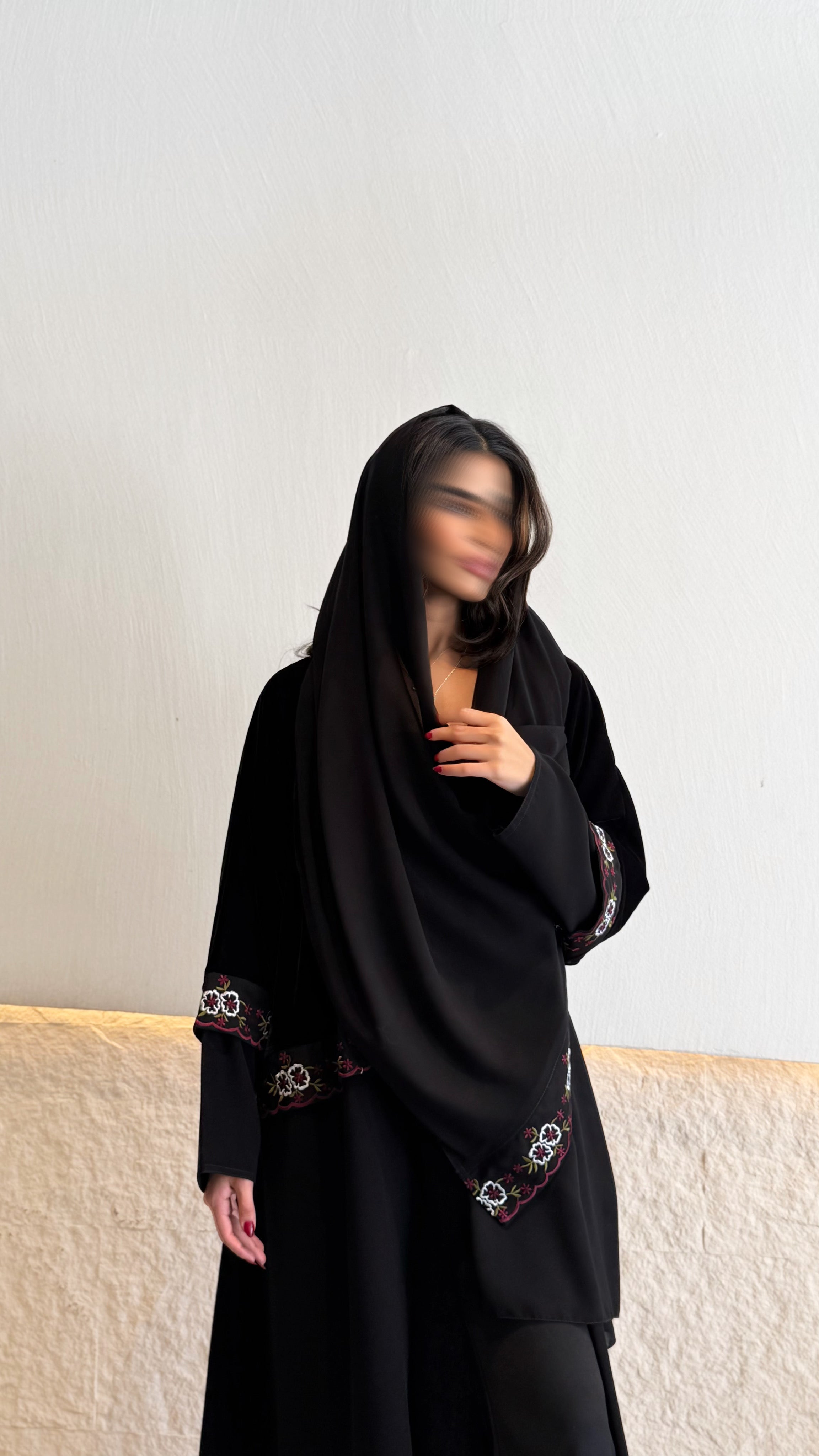 MW1779 - عباية مخمل من تحت قماش كريب الرياض كلفه تطريز كمبيوتر