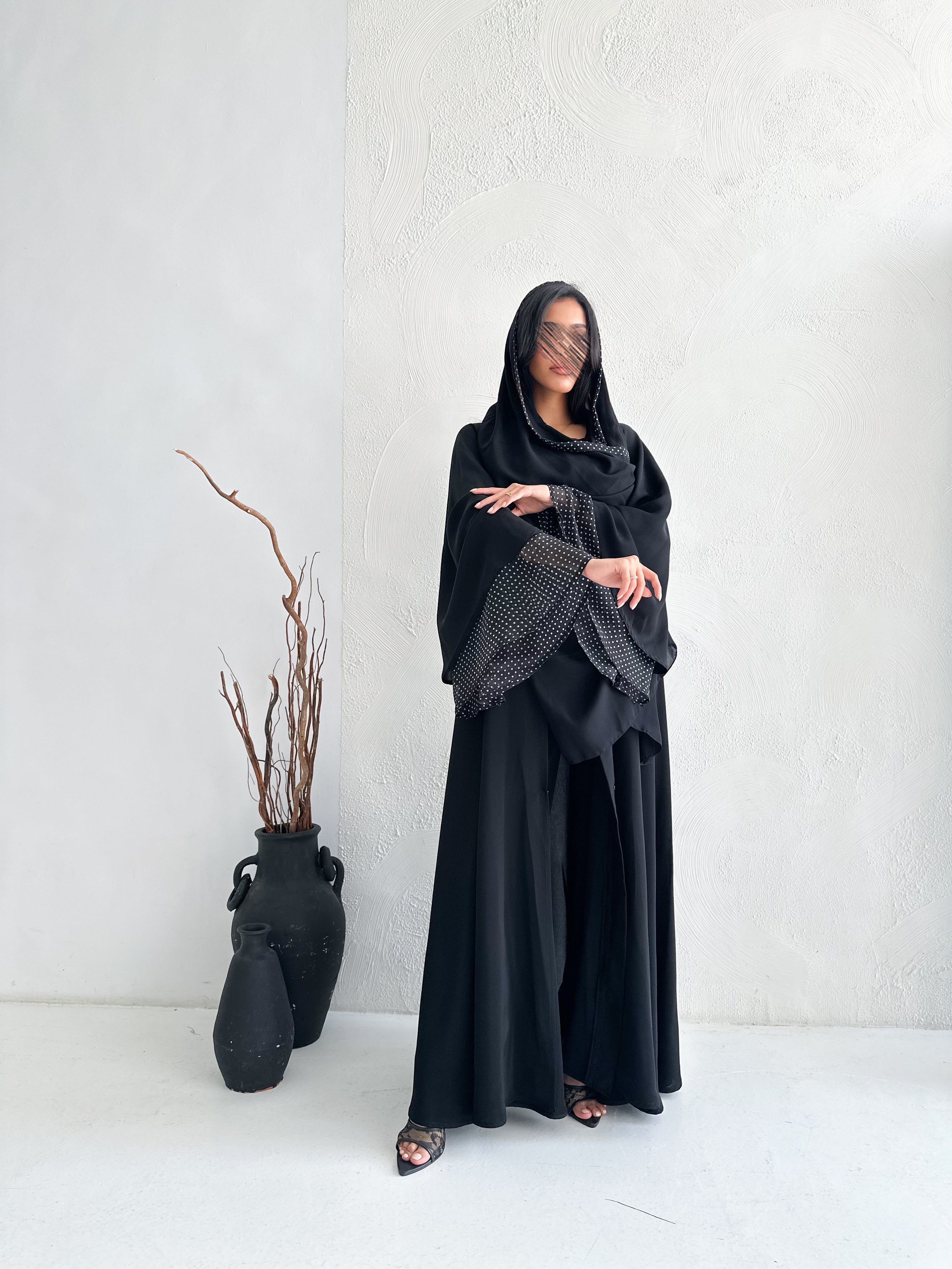 MW1427 -عباية من الكريب الناعم بأكمام واسعة والمبطنة من الشيفون المنقط - Aya