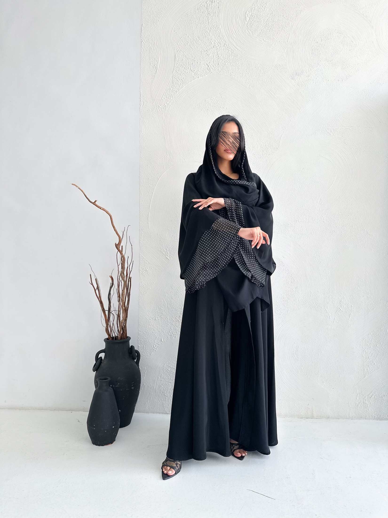 MW1427 -عباية من الكريب الناعم بأكمام واسعة والمبطنة من الشيفون المنقط - Aya
