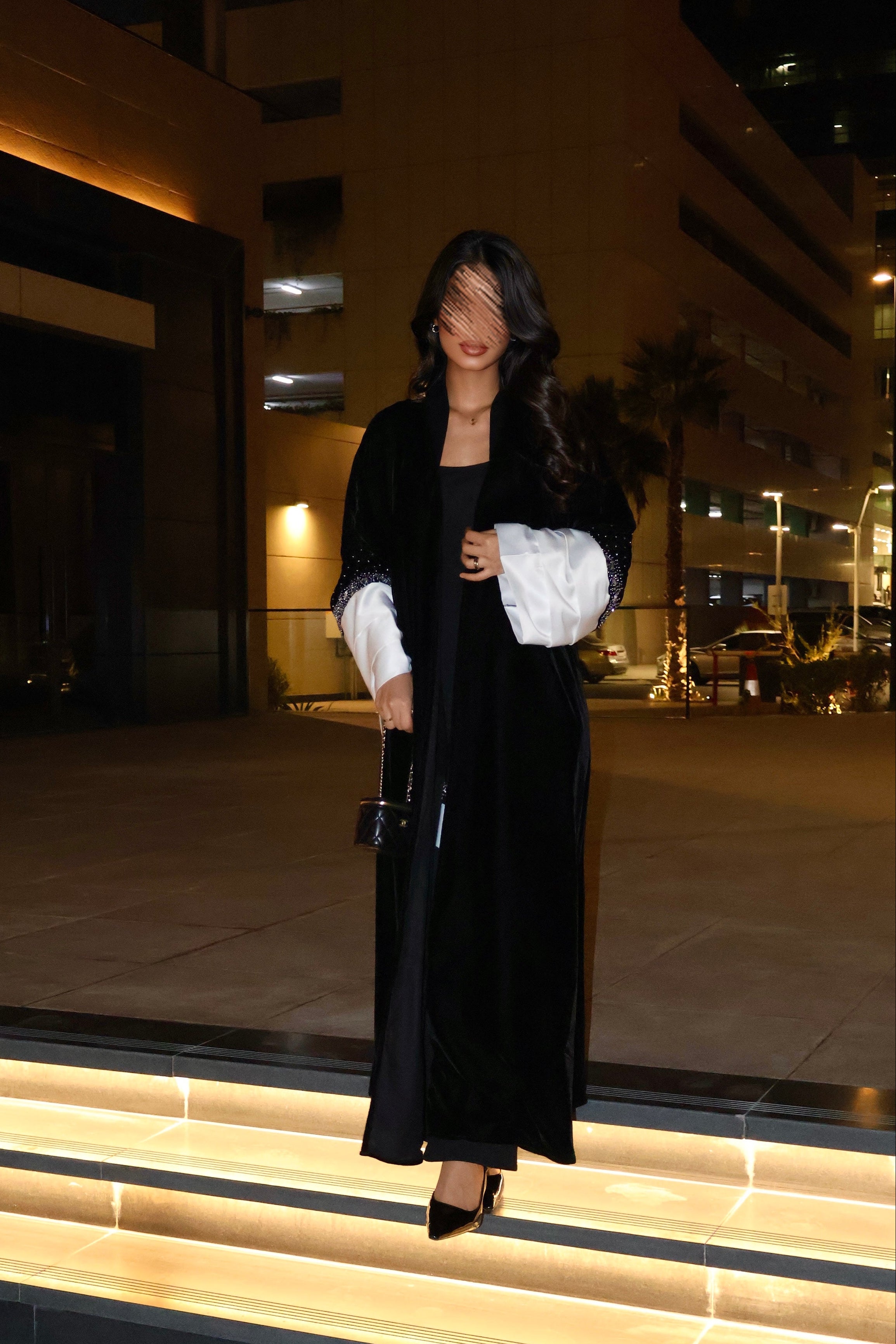 MWT669 - عباية مخمل اسود مع تدخيلة ابيض - Aya