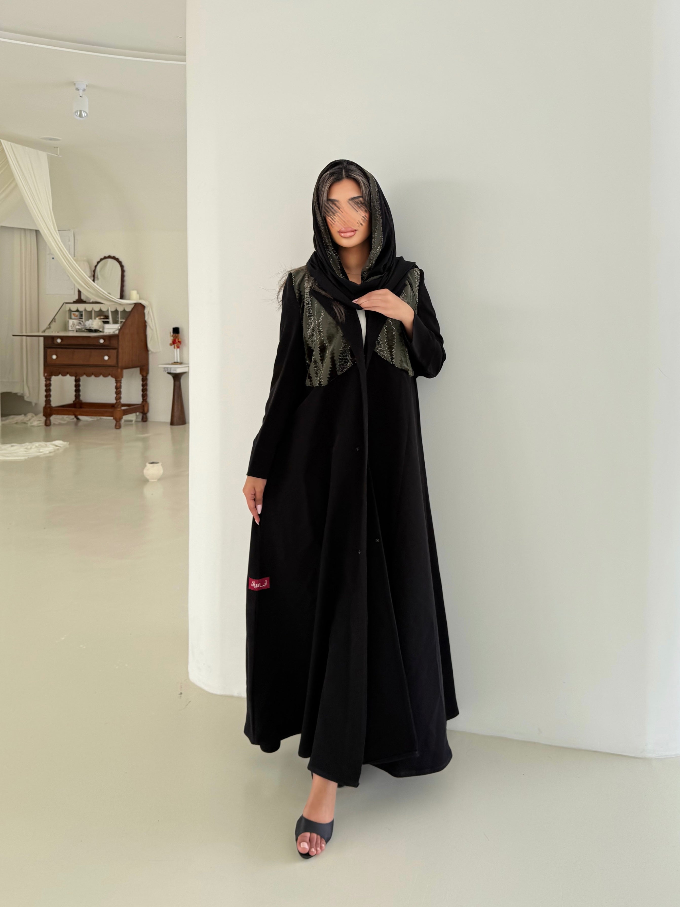 MW645 - Light Crepe Standing with Jacquard Half-Cloche