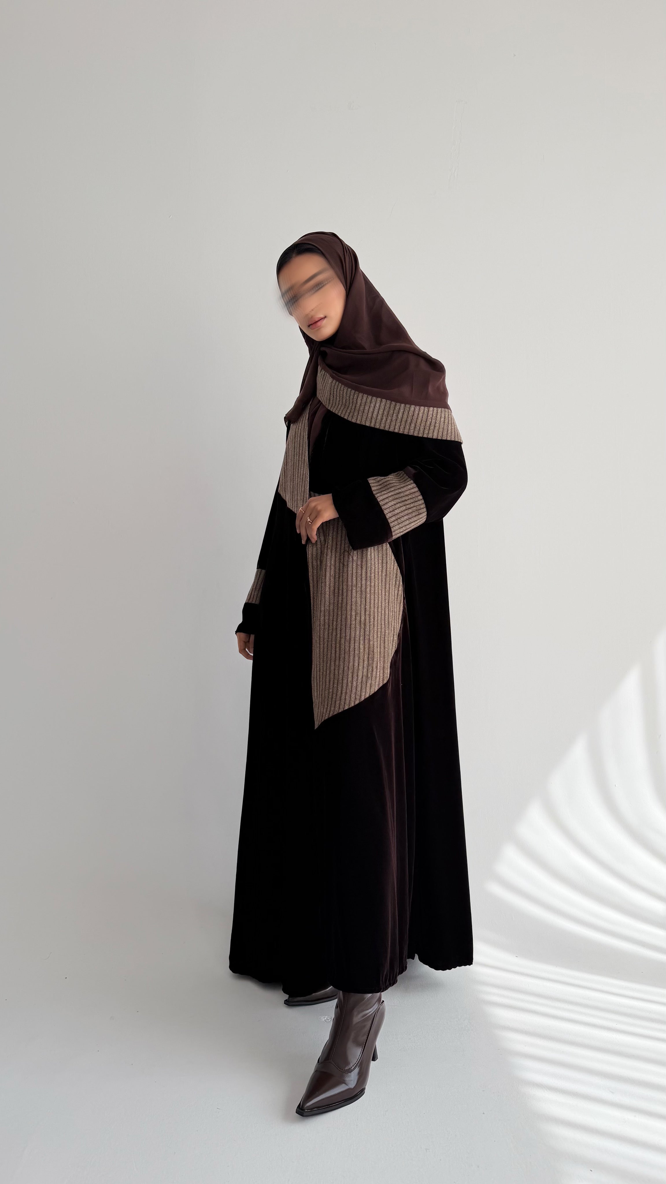 MWT827 - عباية مخمل مع تدخيلة مقلم - Aya