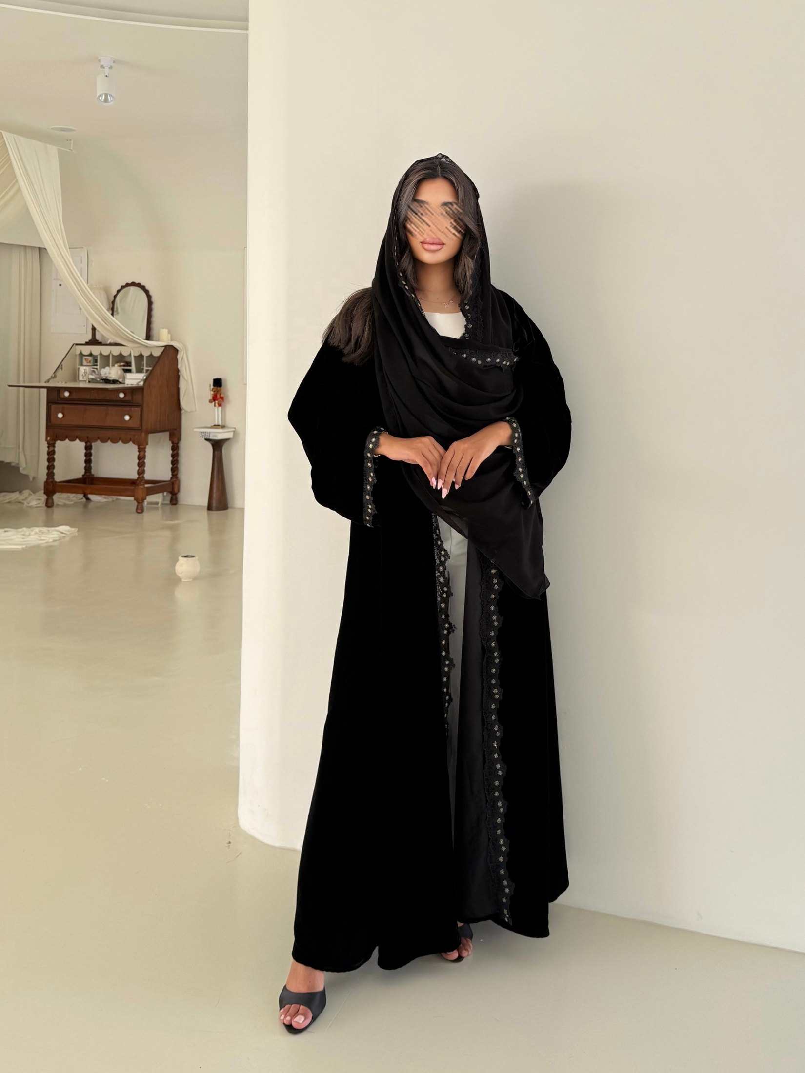 MWT969 - مخمل اسود مع اضافة كلفه ورد - Aya