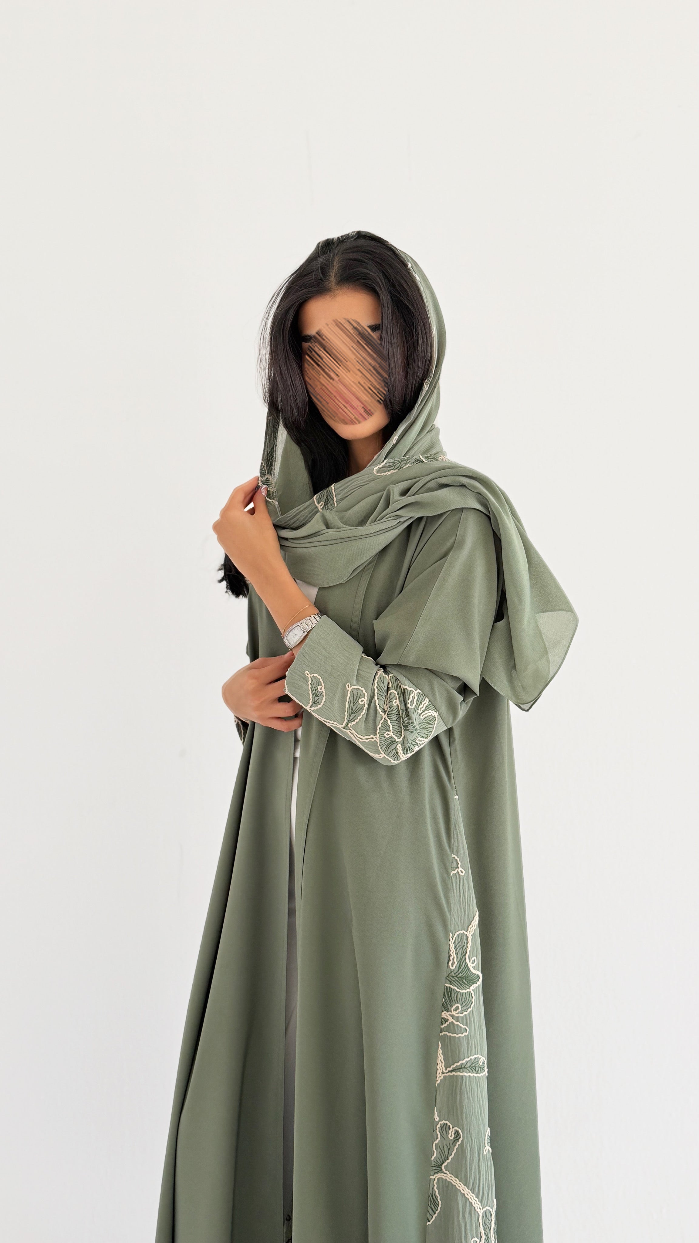 MWT1130 - عباية كريب بتدخيلة تطريز - Aya