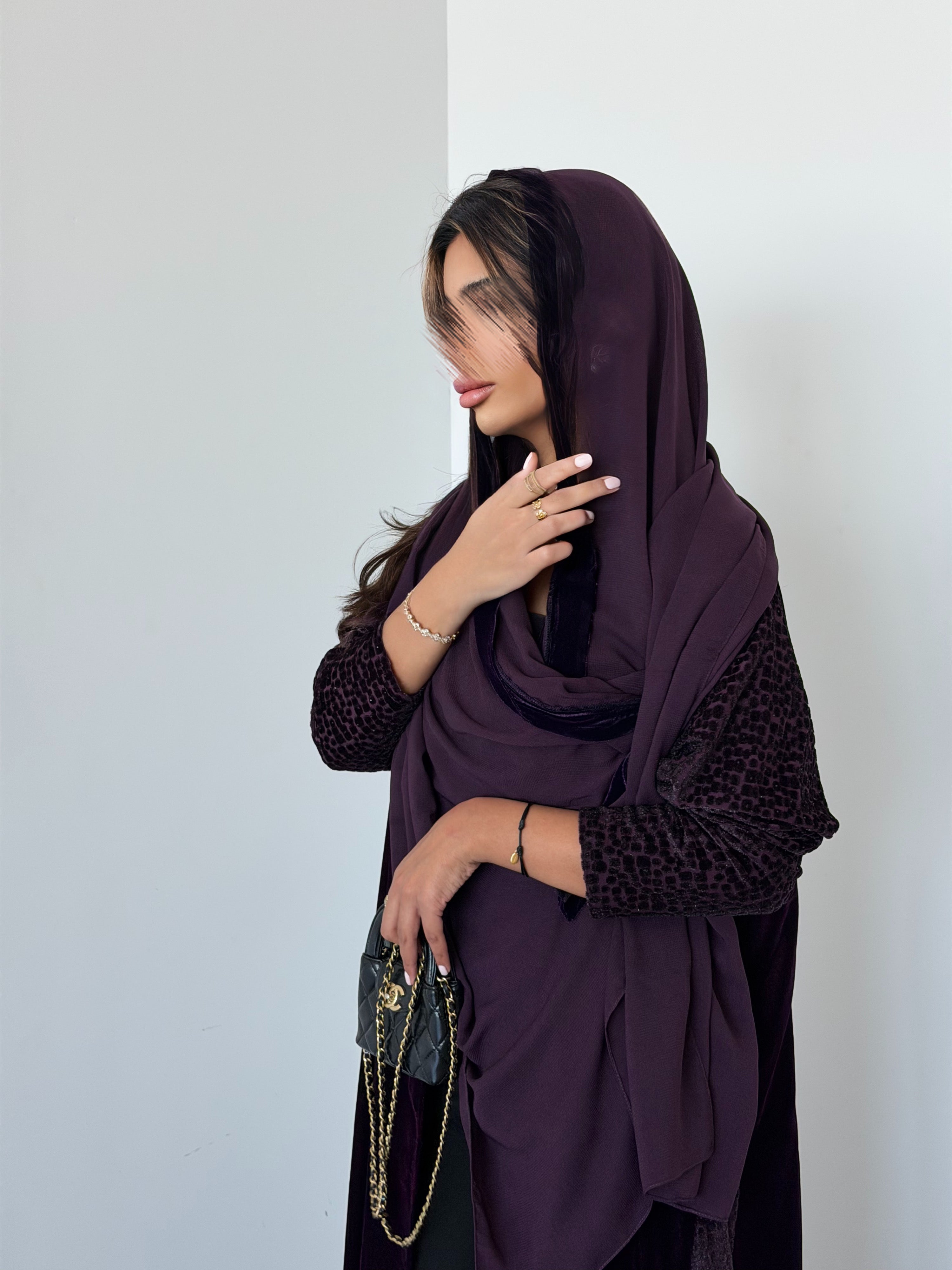 MWT953 - عباية مخمل مع تدخيلة لمعه بالاكمام والجوانب