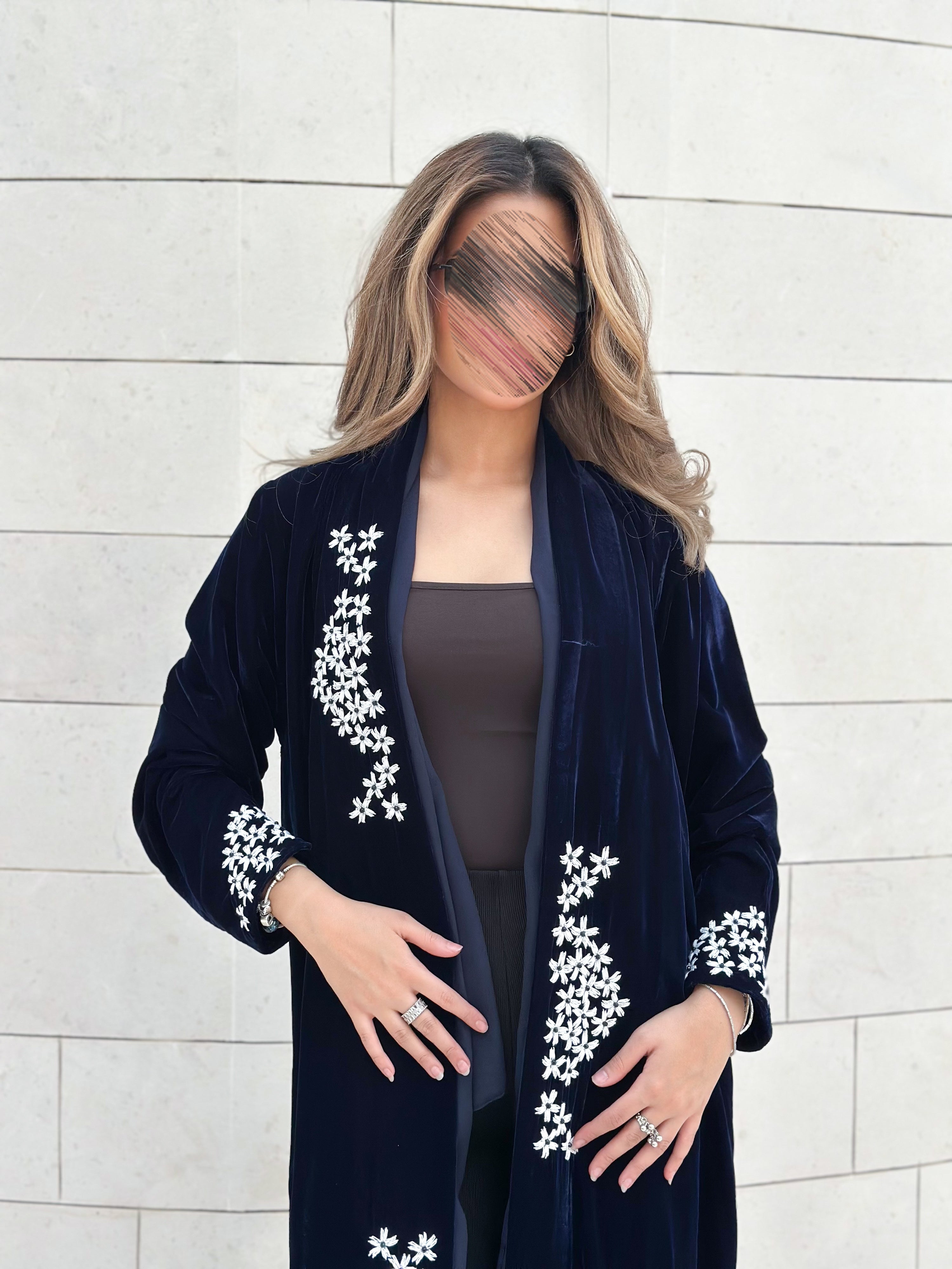 MWT729 - عباية مخمل مع شك أبيض - Aya