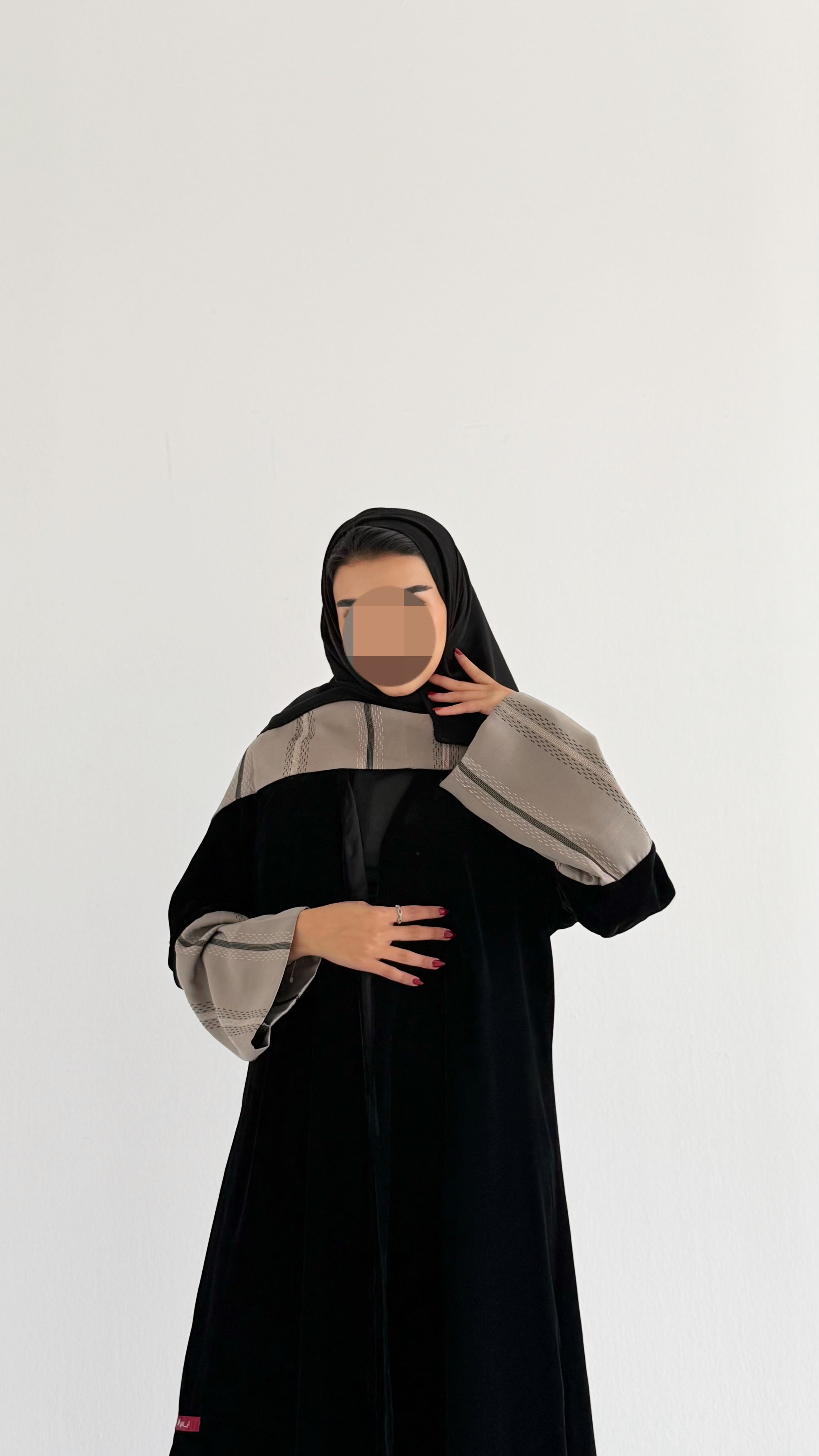 MW1843 - عباية مخمل مع اضافة تدخيلة الجاكار المطرز ليمنحك اطلالة راقية وعصرية - Aya