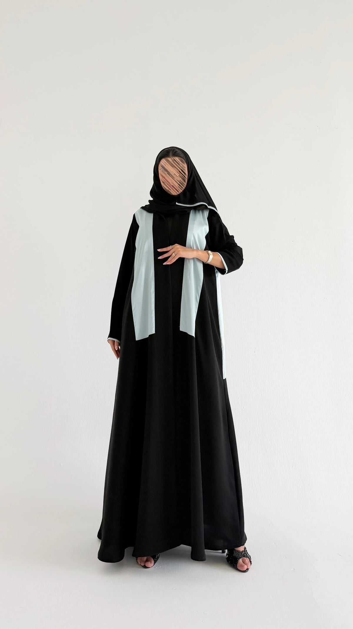 MWT5251 - عباية اسود ناعمة و مميزه مع تدخيلات لون سماوي