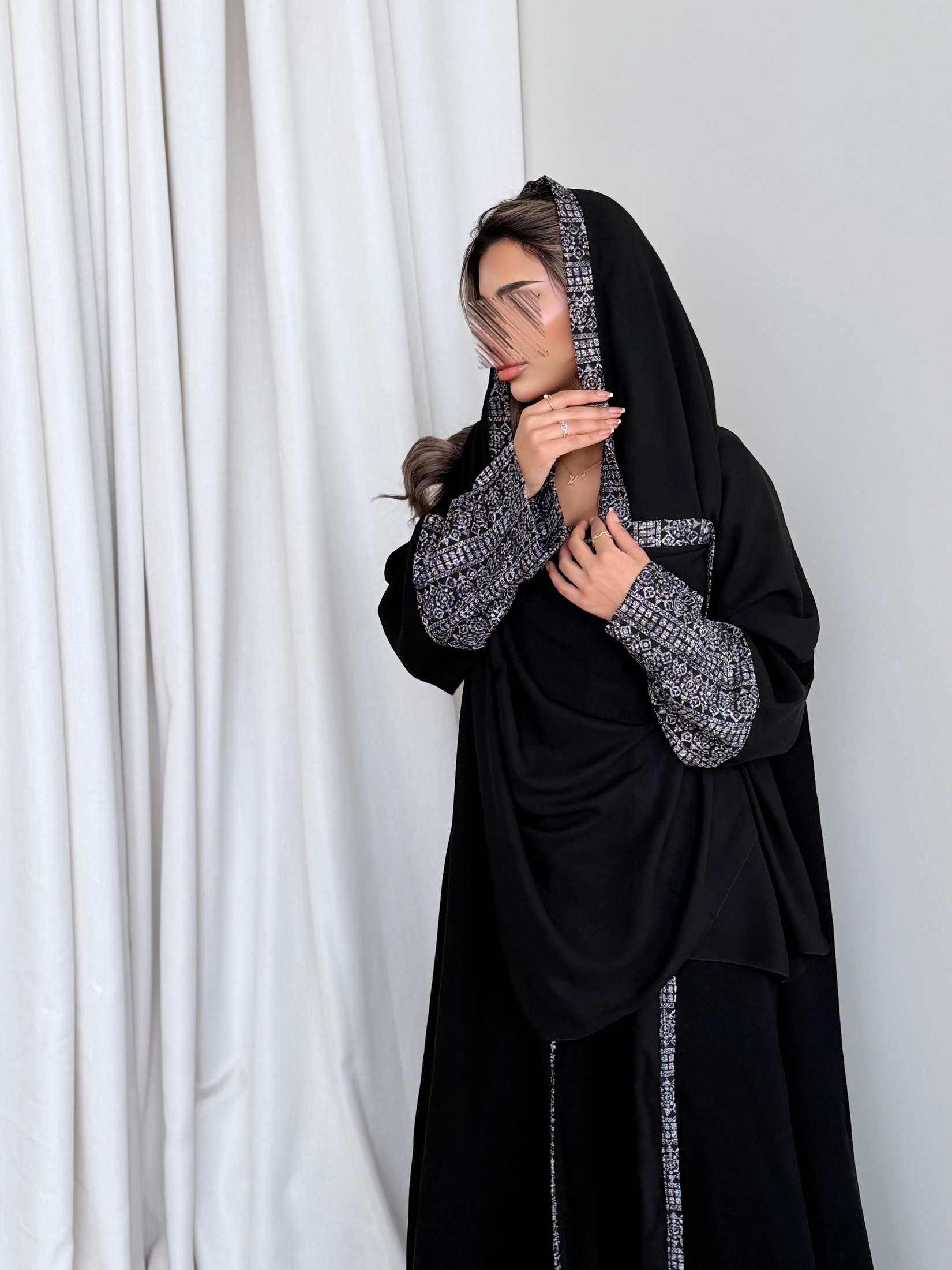 MWT769 - عباية كريب مع تدخيلة لنن هندي - Aya