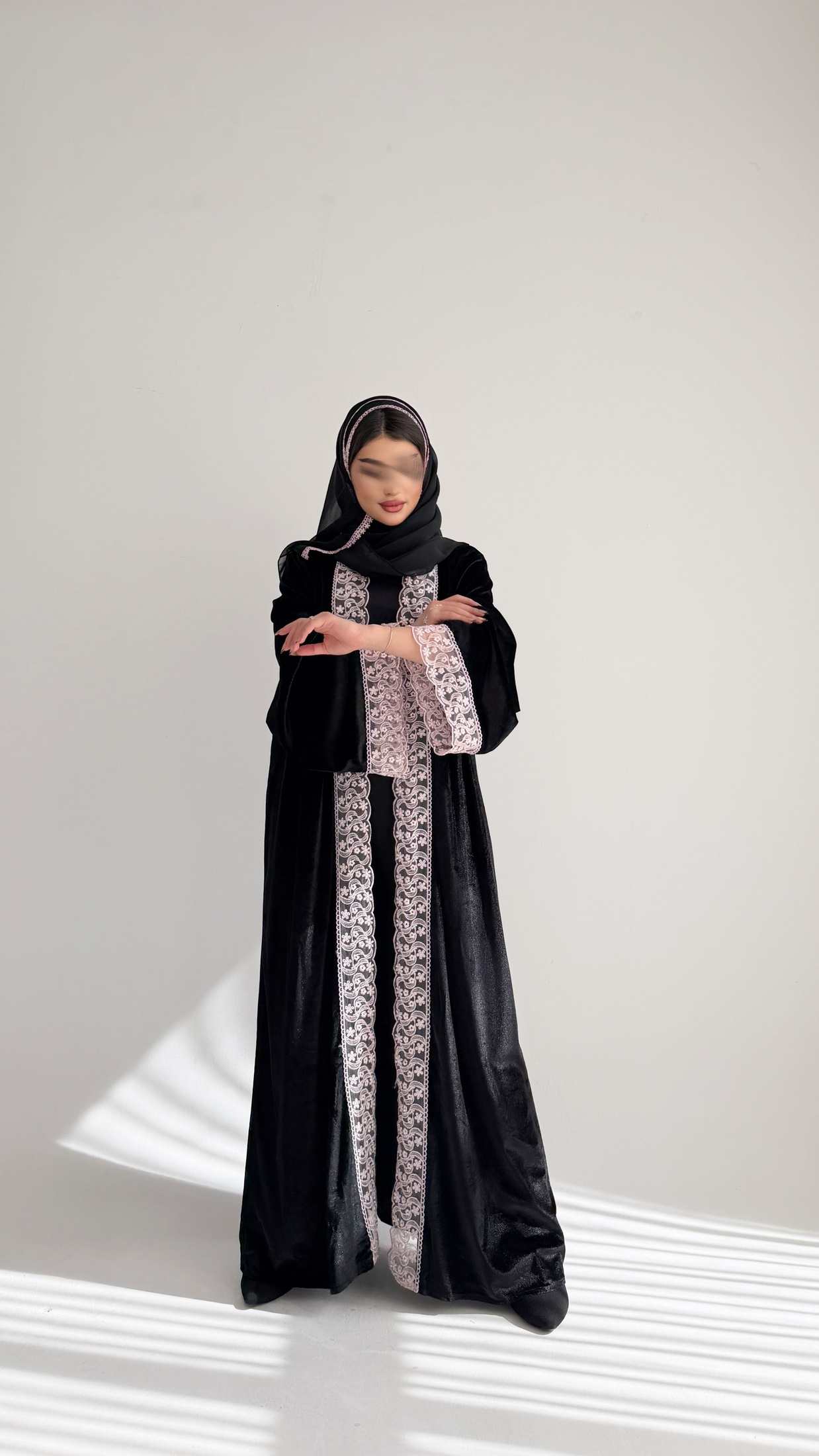 MW1812 - عباية مخمل بتدخيلة دانتيل - Aya
