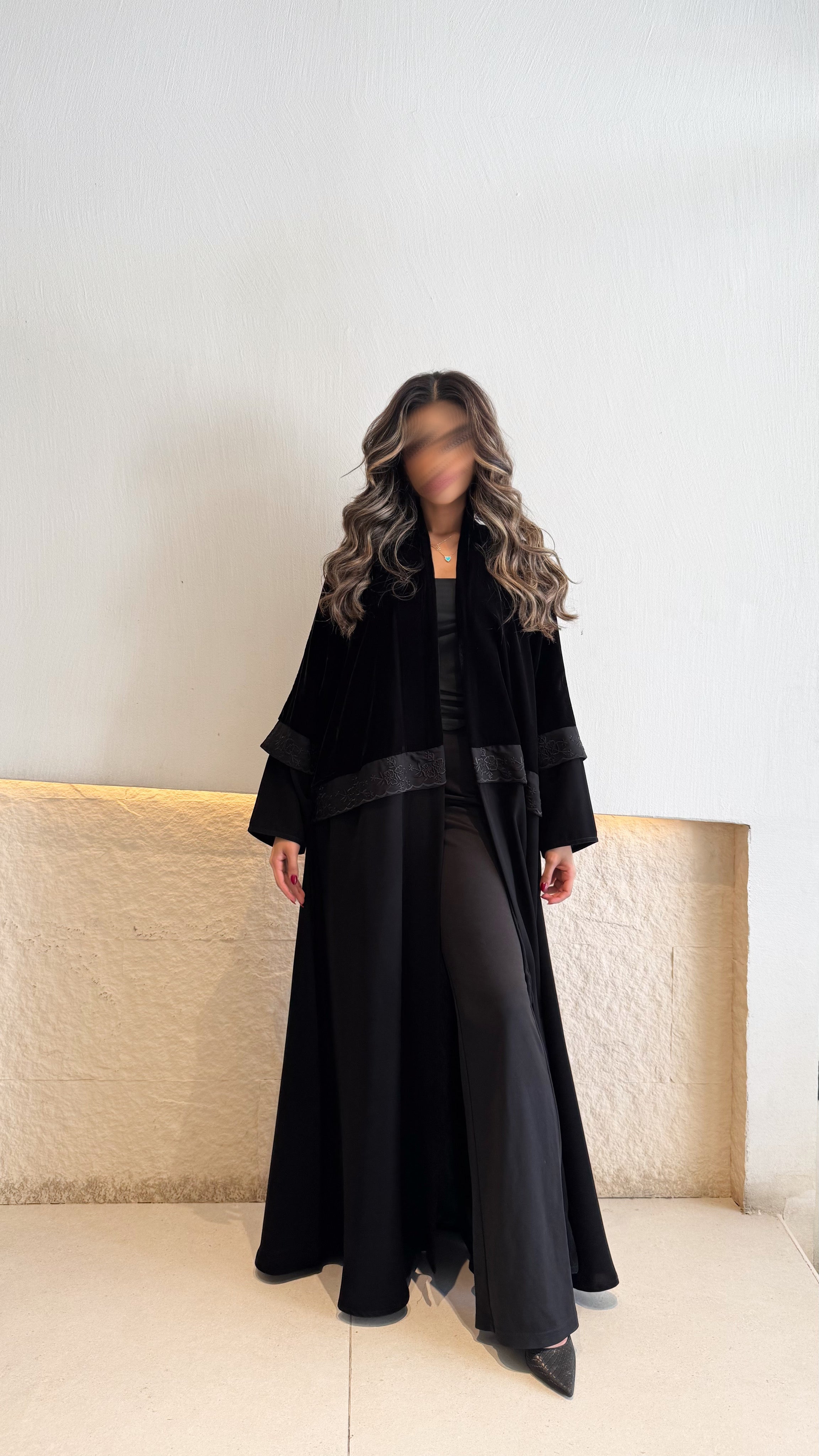 MW1778 - عباية مخمل بقطعتين من فوق مخمل ومن تحت قماش كريب مع كلفة تطريز كمبيوتر - Aya