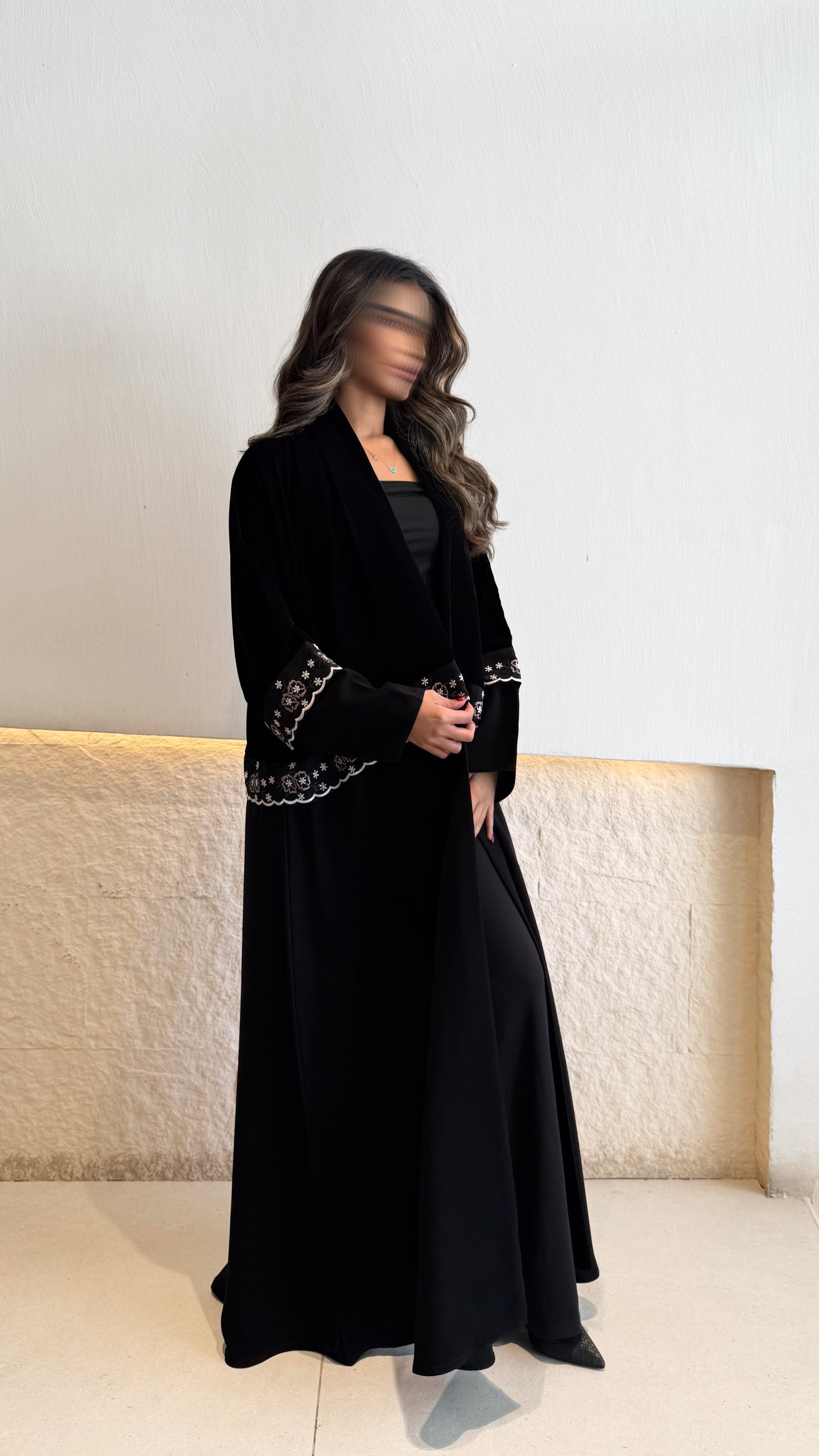 MW1777 - عباية مخمل من تحت قماش كريب الرياض كلفه تطريز كمبيوتر - Aya