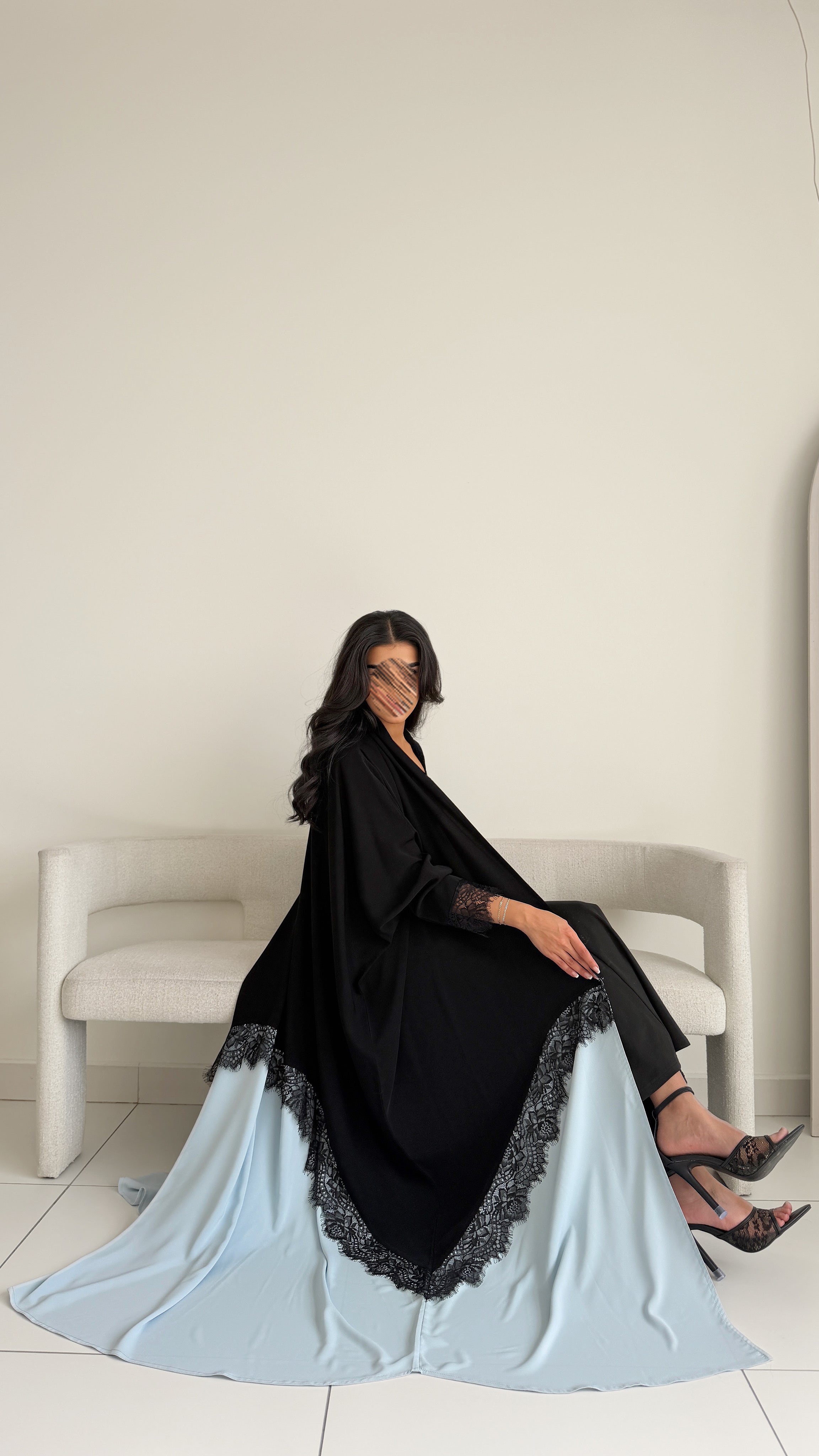 MWT2009 - عباية كريب اسود وساتان مع دانتيل - Aya