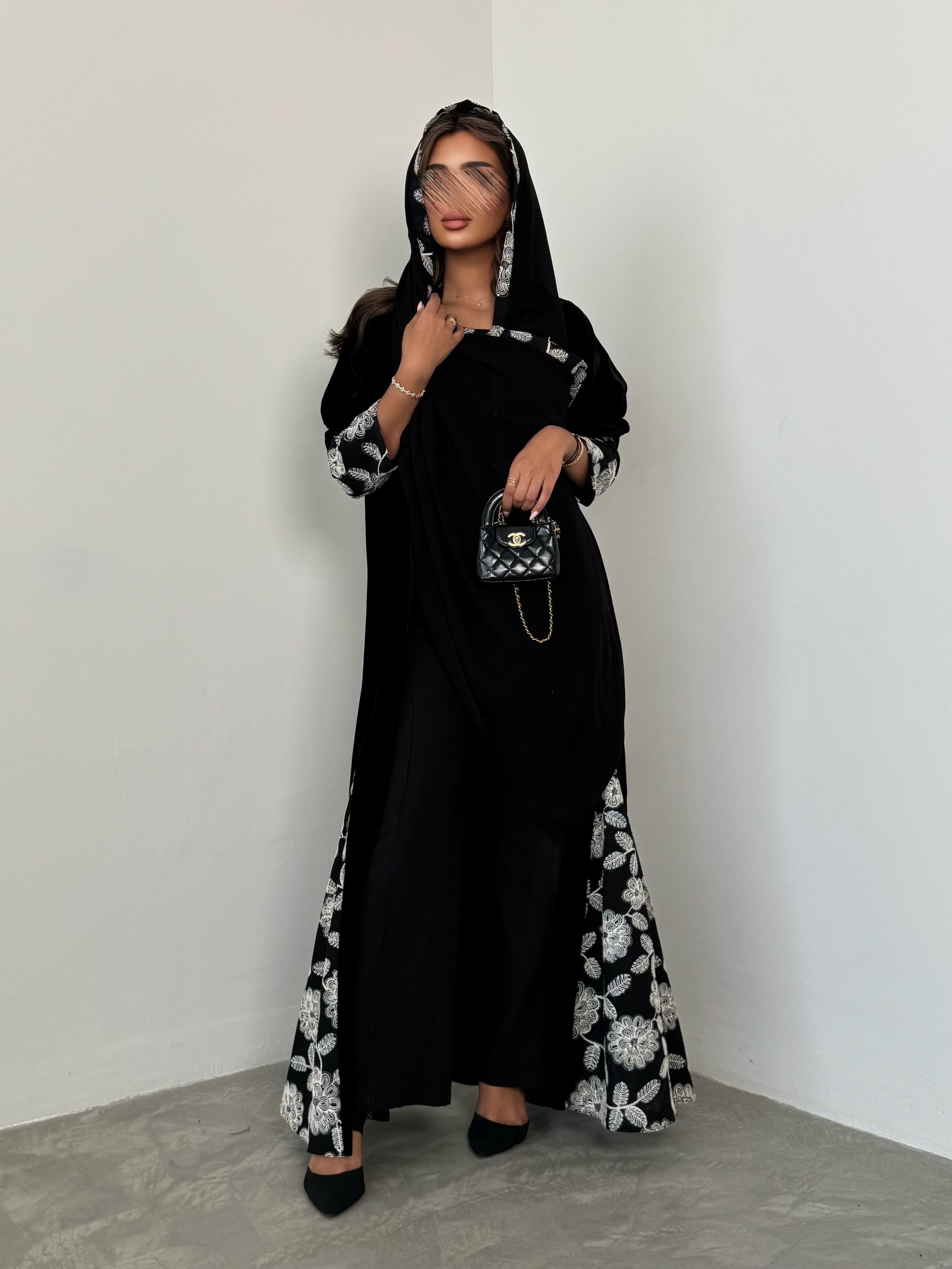 MWT672 - عباية اسود مع تدخيلة ابيض