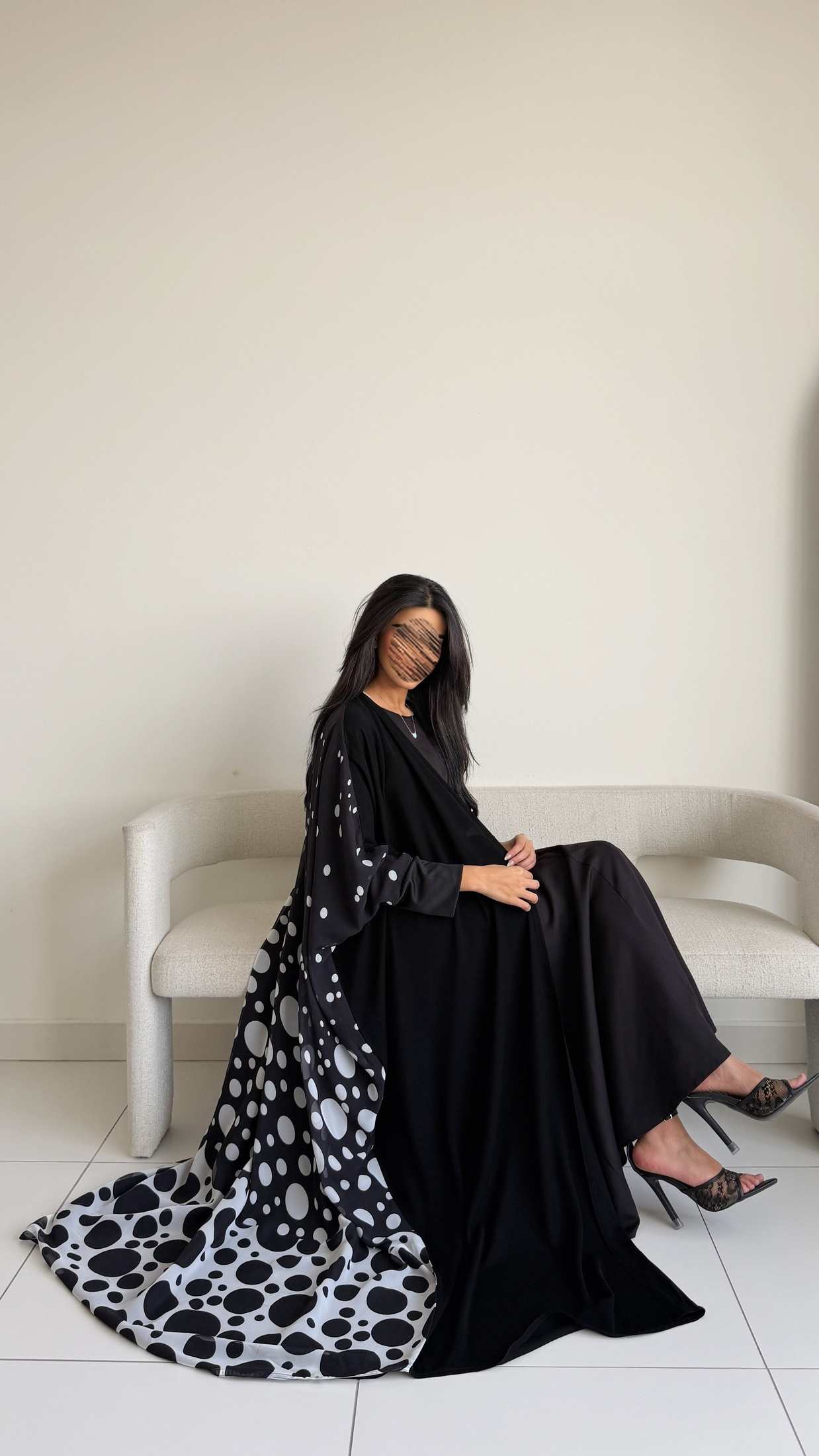 MWT5127 - عبايه كريب ملكي مع شيفون طباعه اسود من الأمام من الخلف منقط مع أكمام ستريتش - Aya