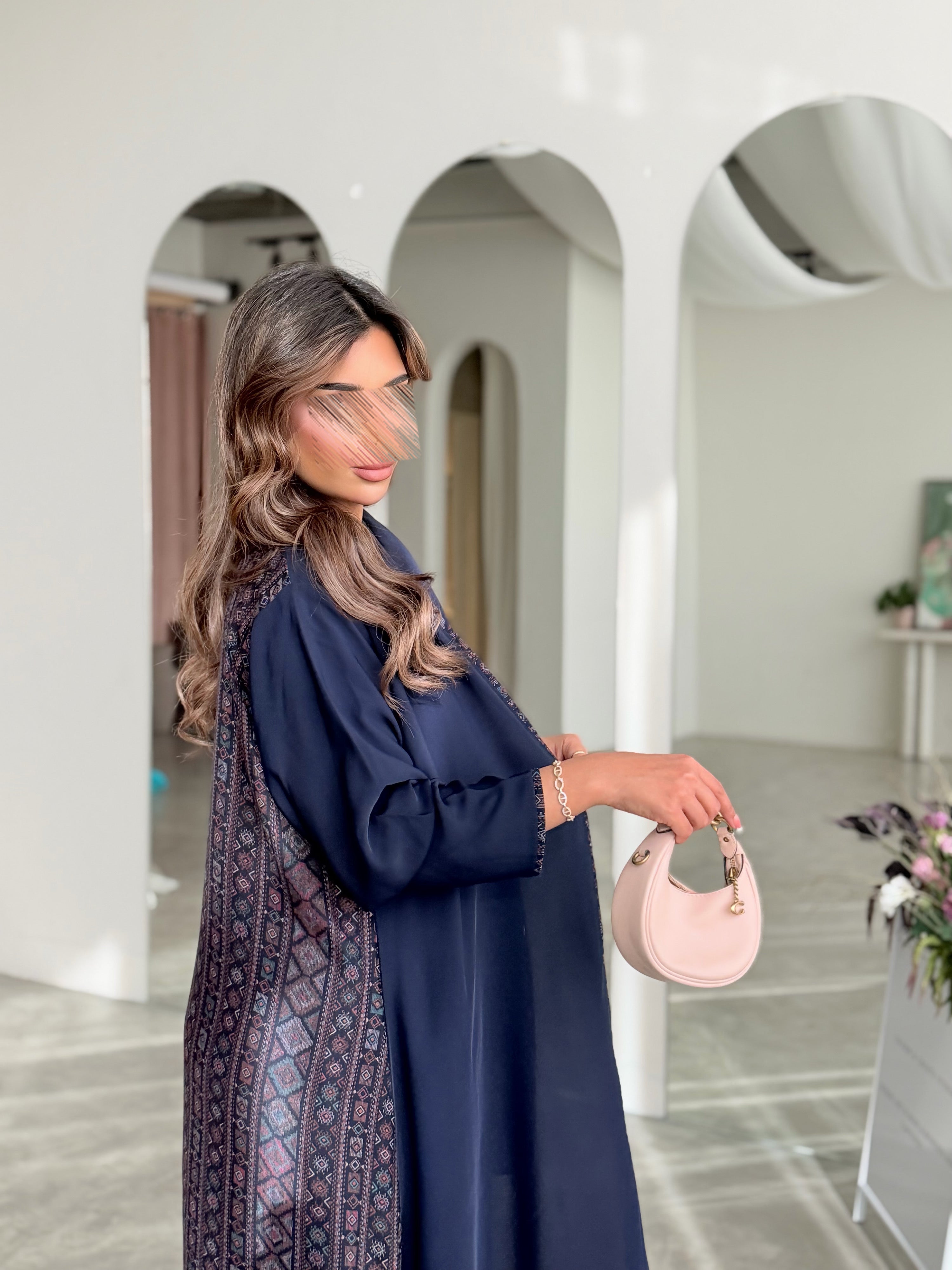 MWT788 - عباية كريب مع تدخيلة كشميري - Aya