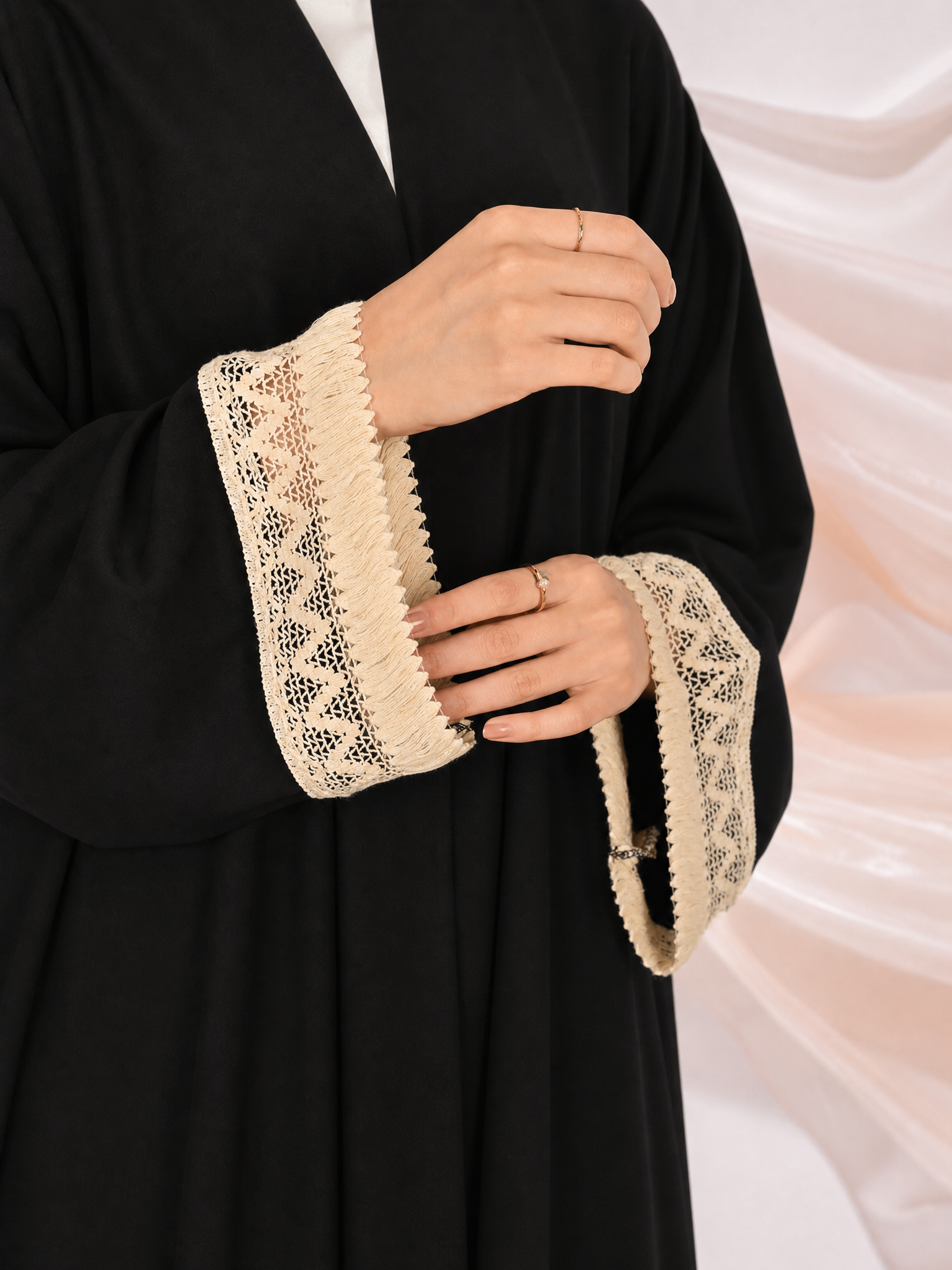 MWT4374 - عباية لف سوداء بتصميم عملي بتفاصيل كروشيه على الاكمام