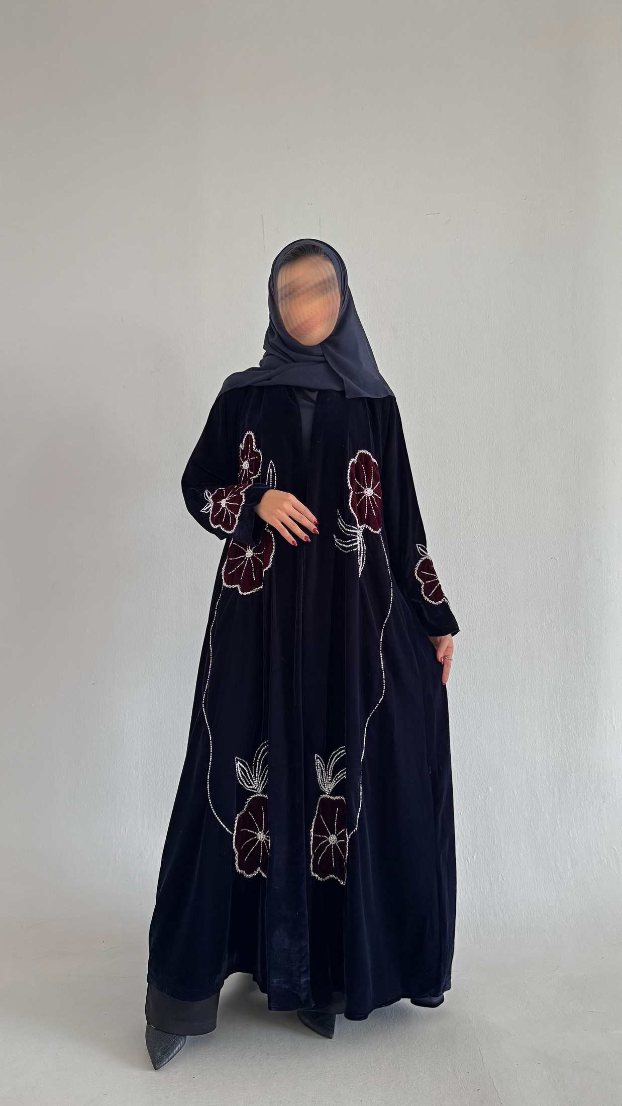 MWT543 - عباية مخمل مع تطريز وشك - Aya