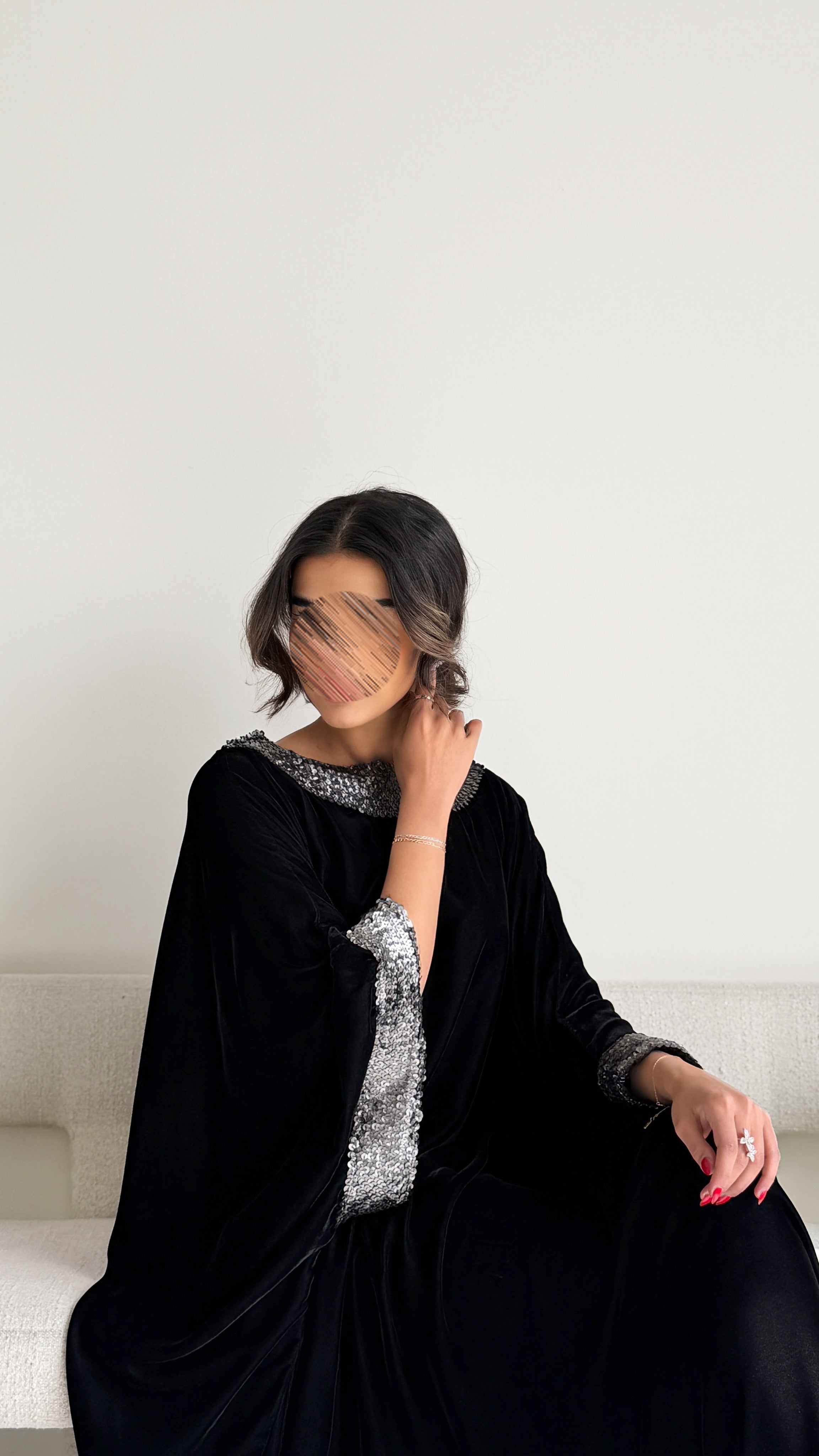 MWJ002 - جلابية مخمل أسود بتفاصيل كلفة فاخرة على الياقة والأكمام - Aya