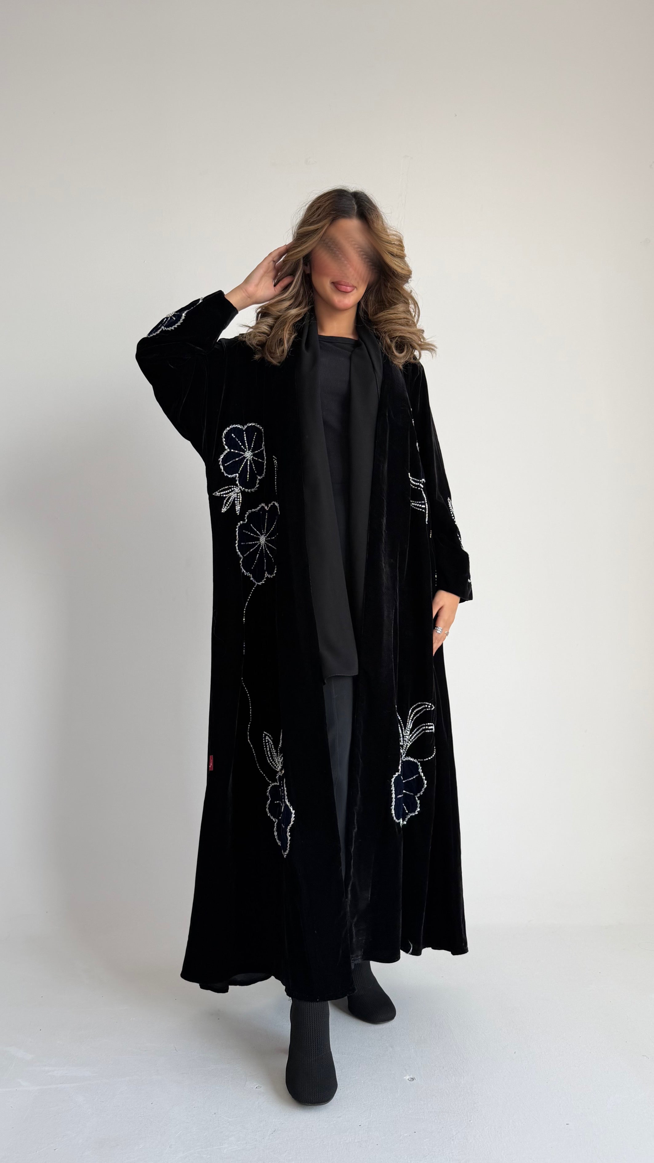 MWT542 - عباية مخمل مع تطريز وشك - Aya