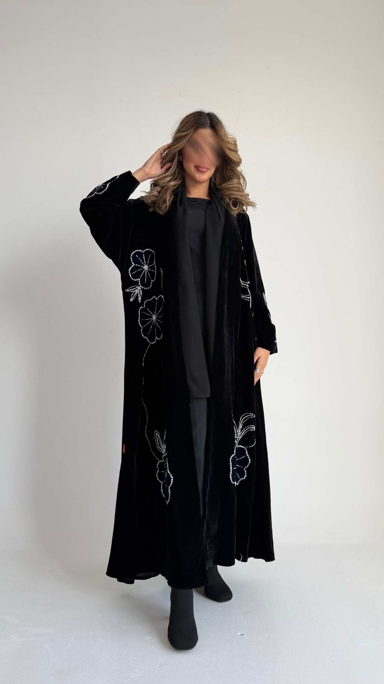 MWT542 - عباية مخمل مع تطريز وشك - Aya