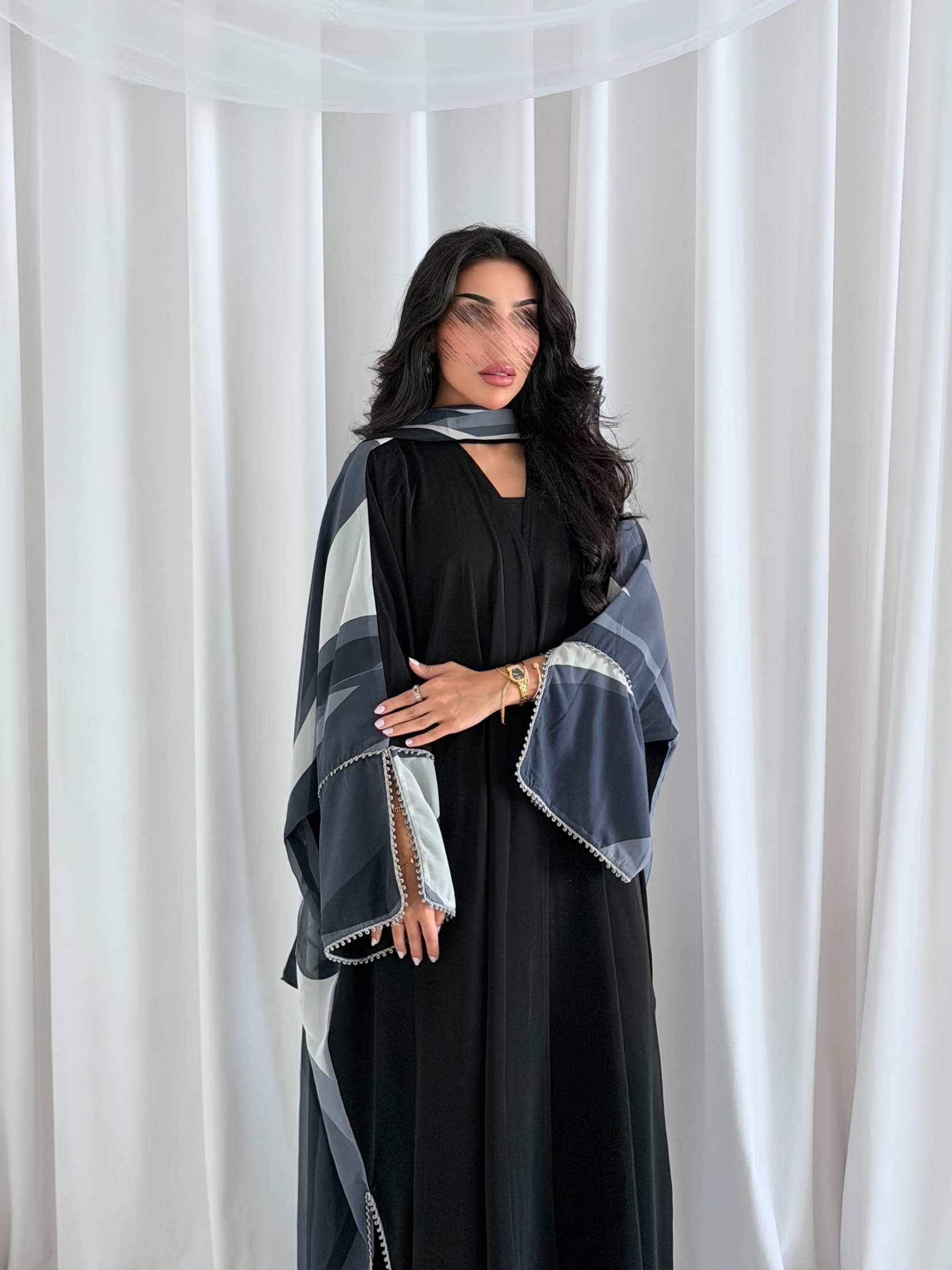 MWT5223 - عبايه اسود يومي مع تدخيلات كلفة ابيض والخلف طباعه - Aya