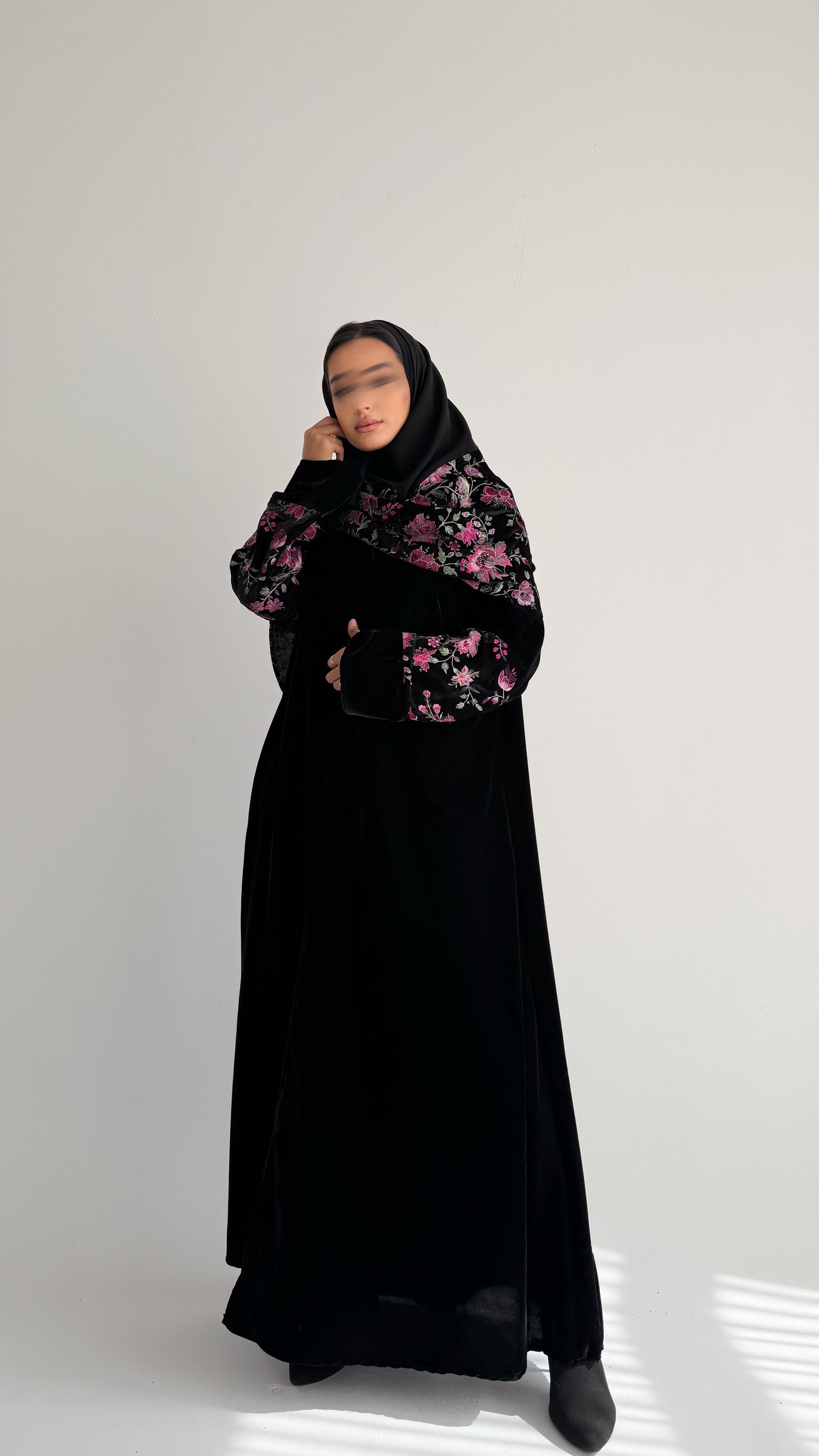 MWT815 - عباية مخمل بتدخيلة زهور بالأكمام|Floral Velvet Abaya - Aya