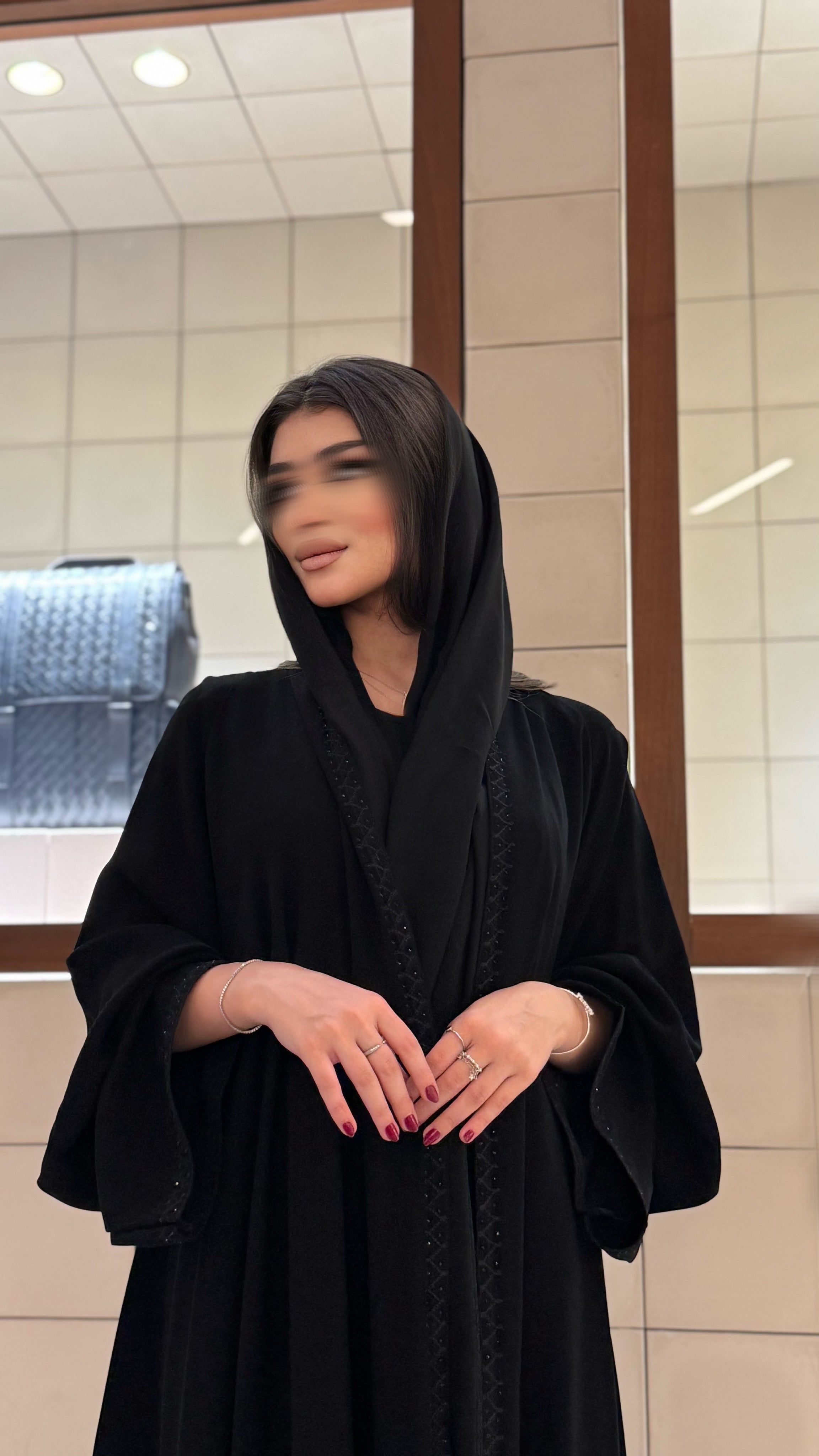 MW1276 - عباية سوداء دبل كلوش بتطريز على الأطراف والطرحة