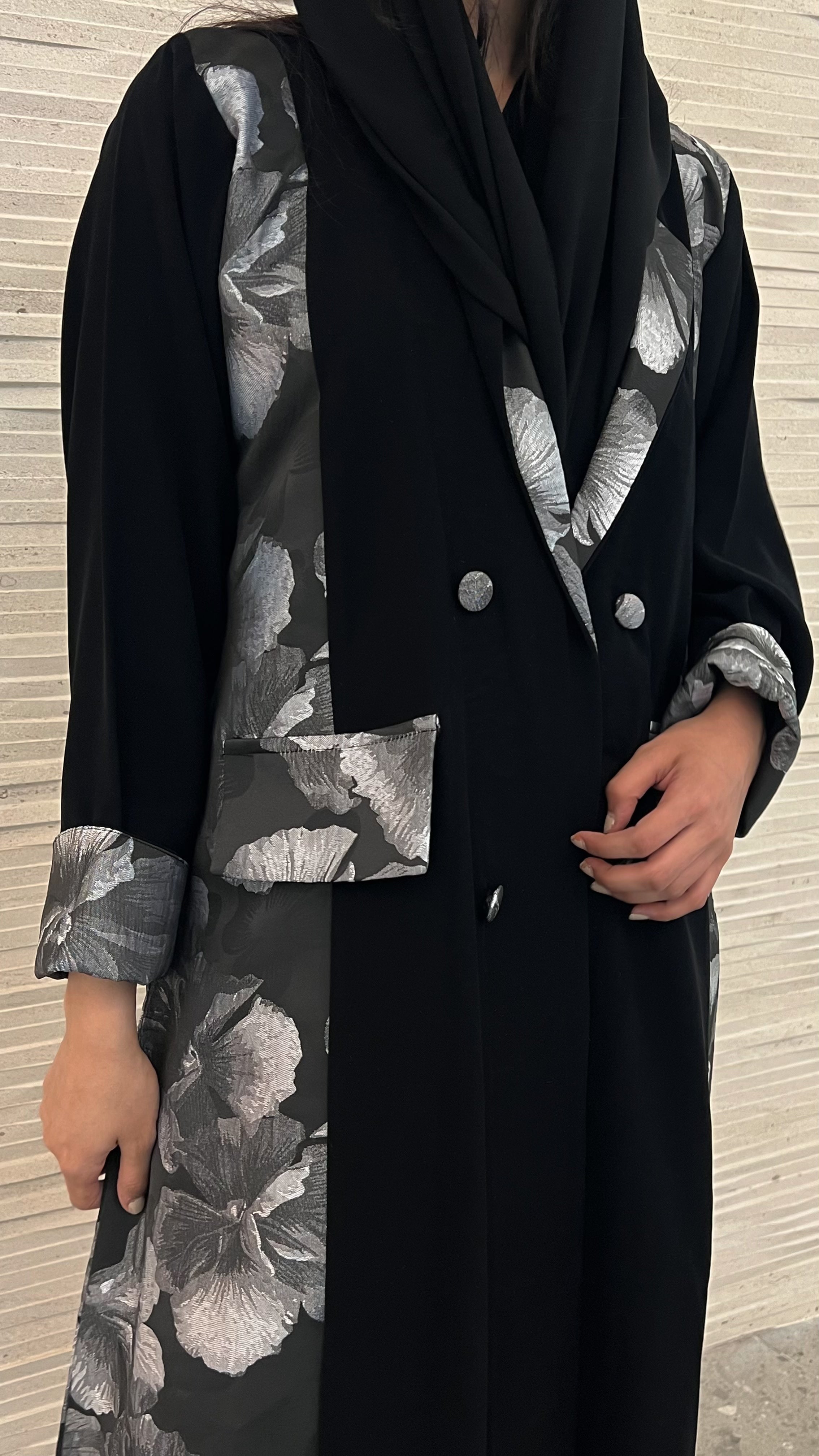 MW1261 - عباية بليزر مع جاكار مورد - Aya