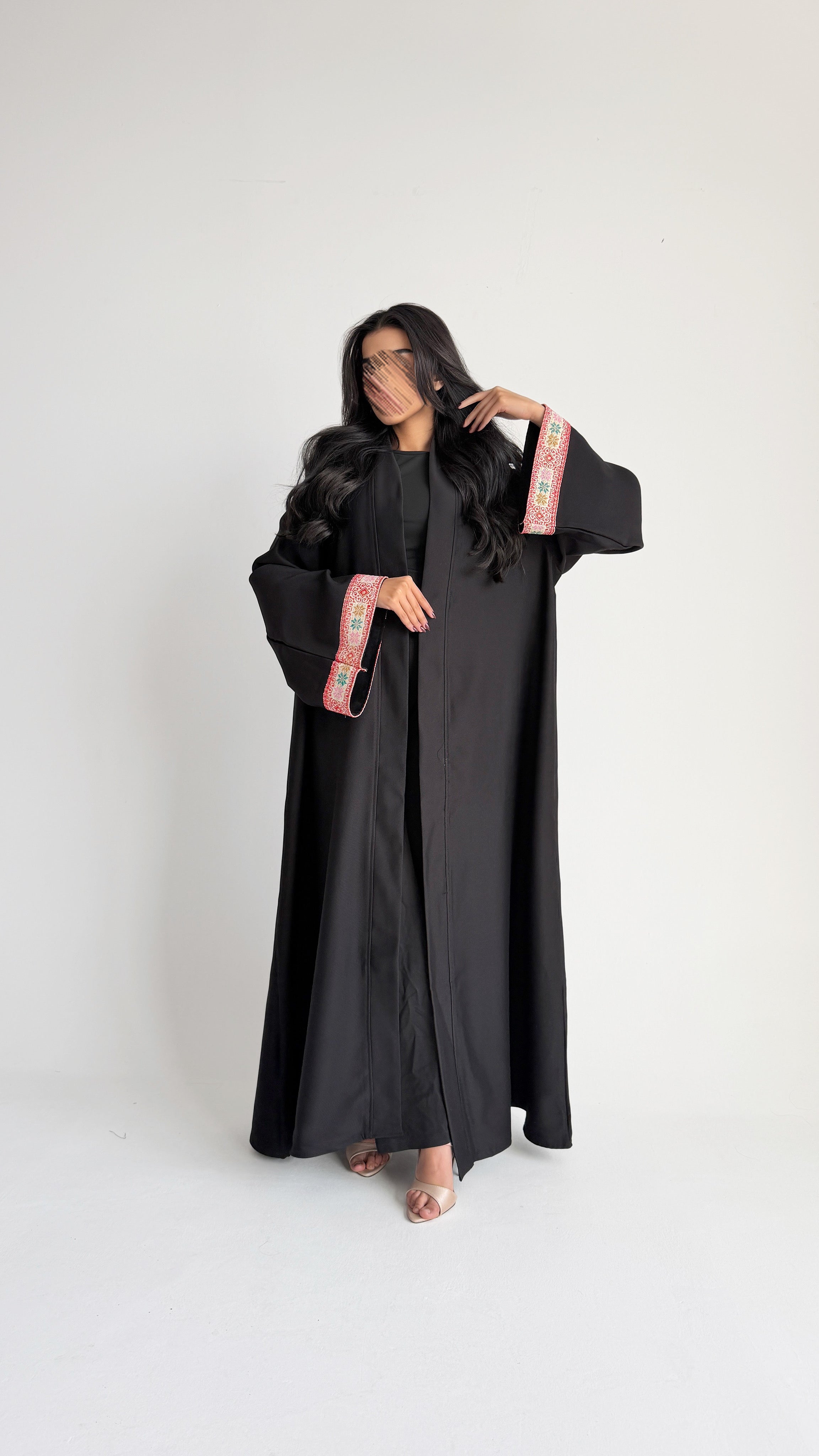 MW1808 - عباية كريب اسود مع تدخيلة كلفة مطرزة - Aya