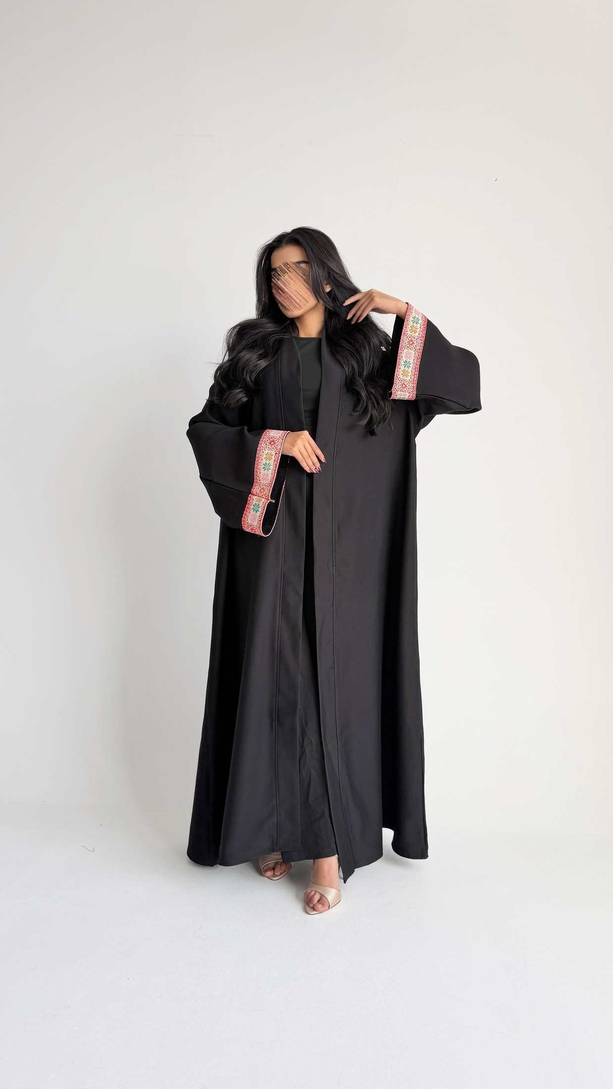 MW1808 - عباية كريب اسود مع تدخيلة كلفة مطرزة - Aya