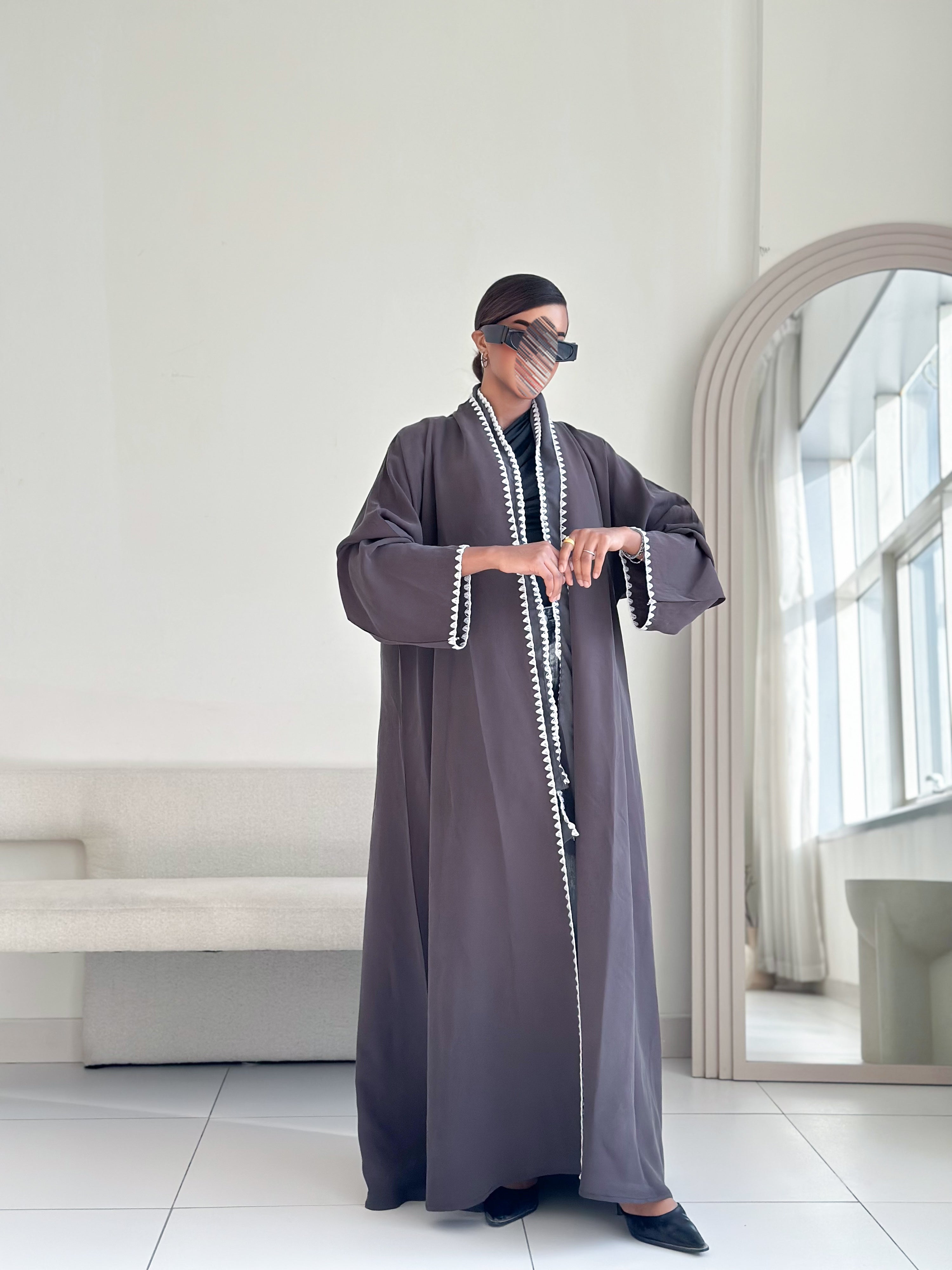 MW1391 - عباية حرير ياباني بتطريز أبيض في الأطراف