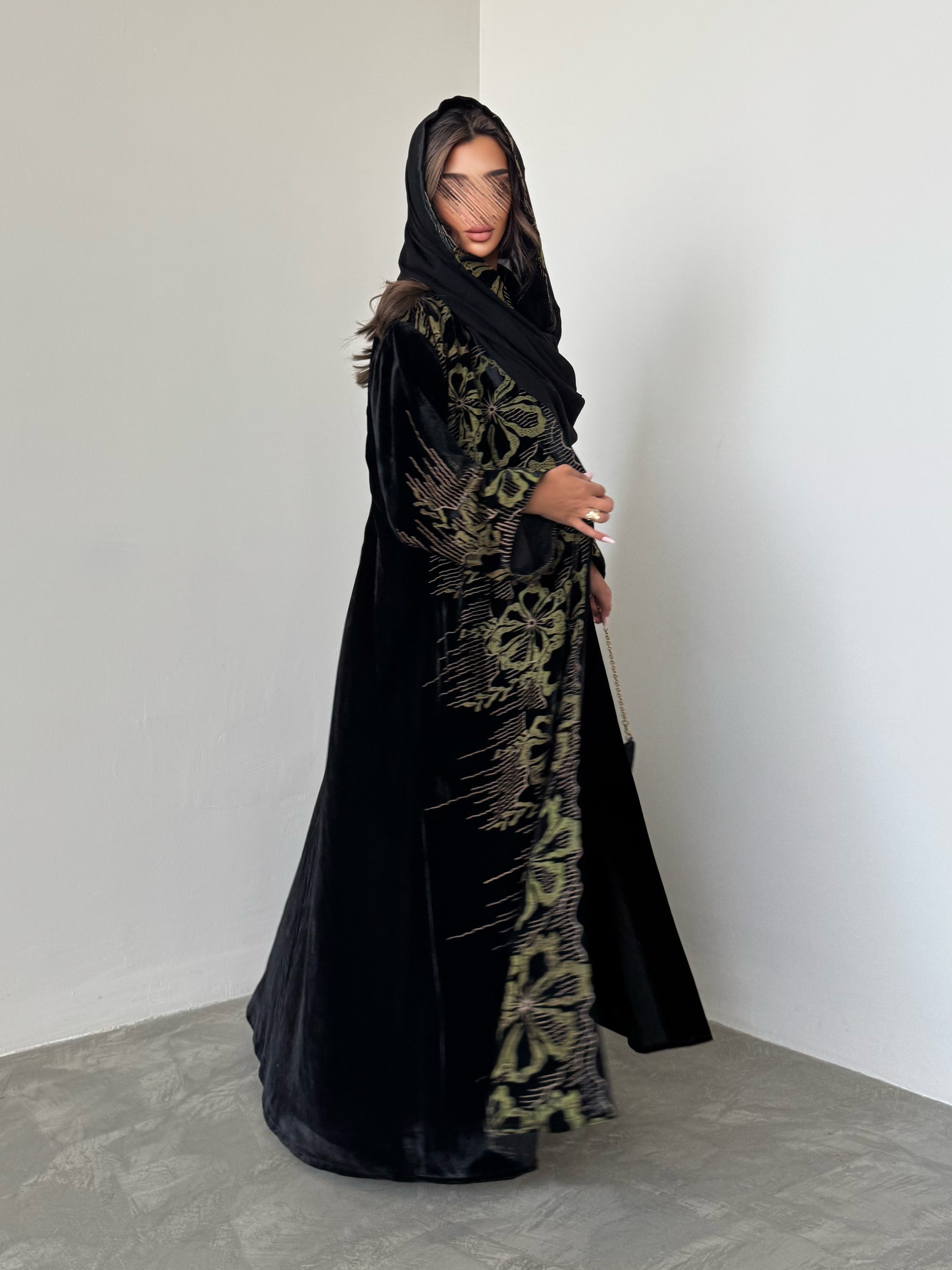 MWT555 - عباية مخمل مع شيفون طباعة - Aya