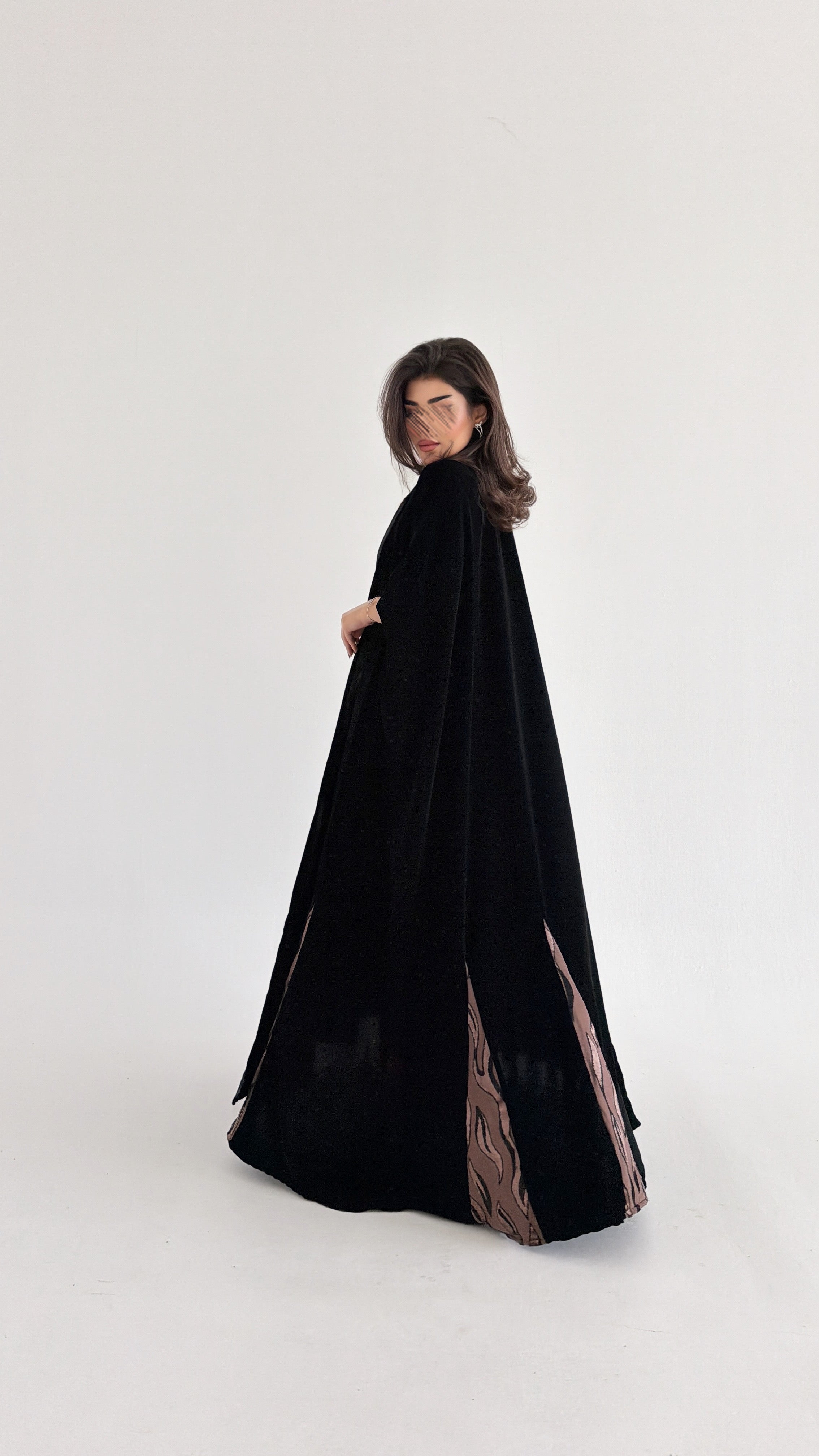MW1850 - عباية مخمل راقية مع قصات من الاسفل واضافة خامة اشيفون مخمل لتعطي اطلالة راقية وعصرية - Aya