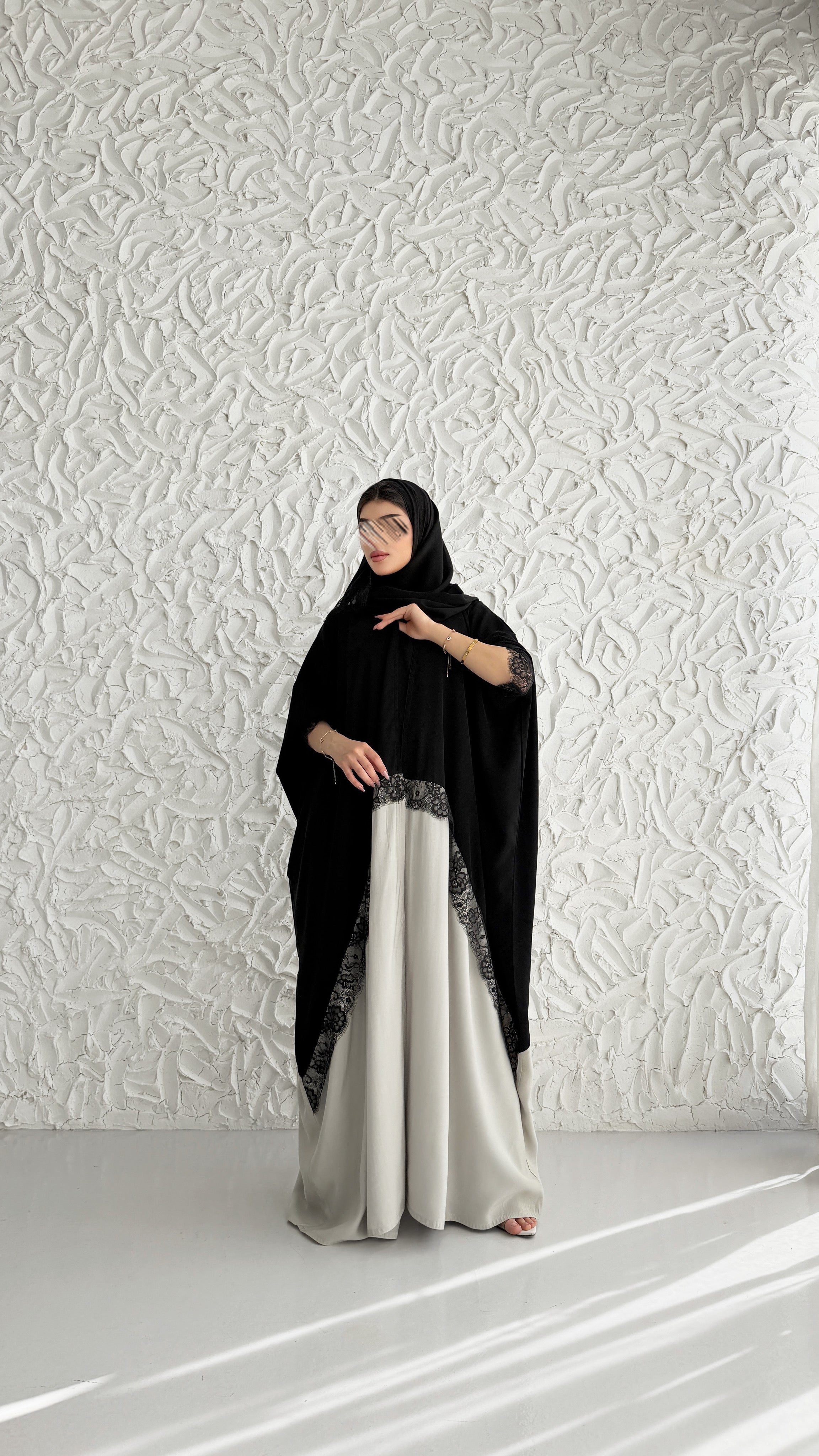 MW2129 - عباية كريب ملكي أنيقة بقصّة نص البشت مع اضافه حرير مغسول عصرية. - Aya