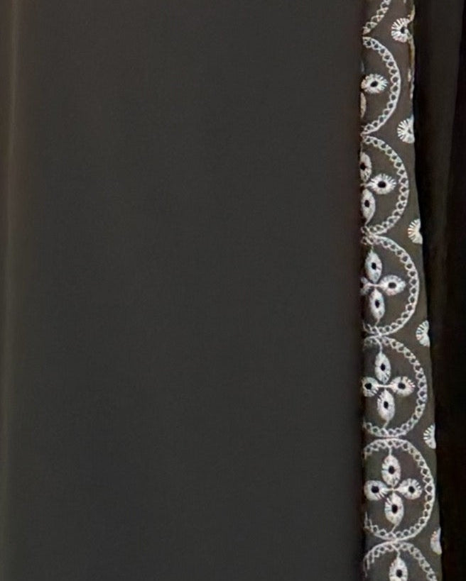 MWT767 - عباية كريب مع تدخيلة لنن هندي - Aya