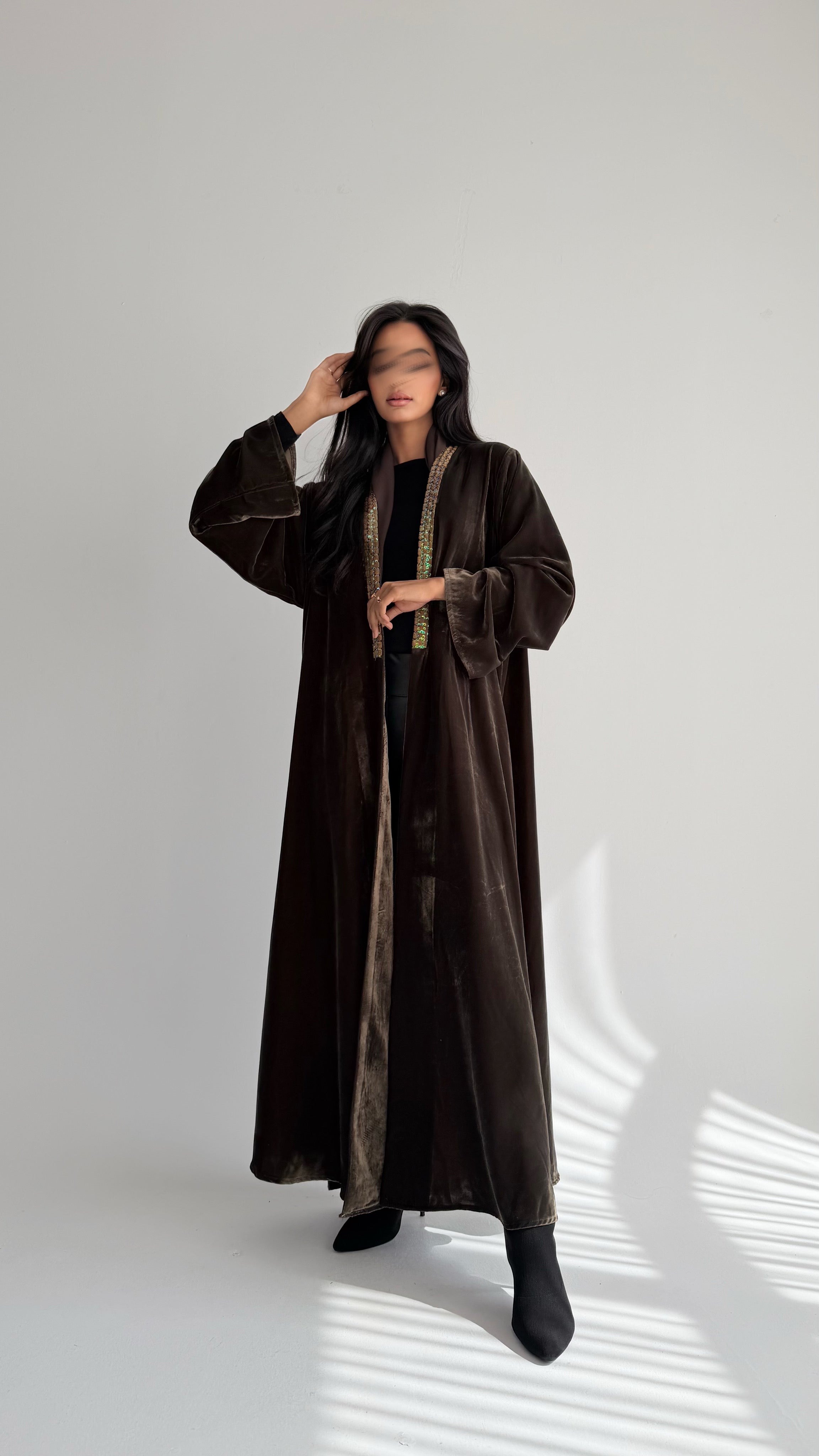 MWT825 - عباية مخمل مع تدخيلة كلفة بالامام - Aya