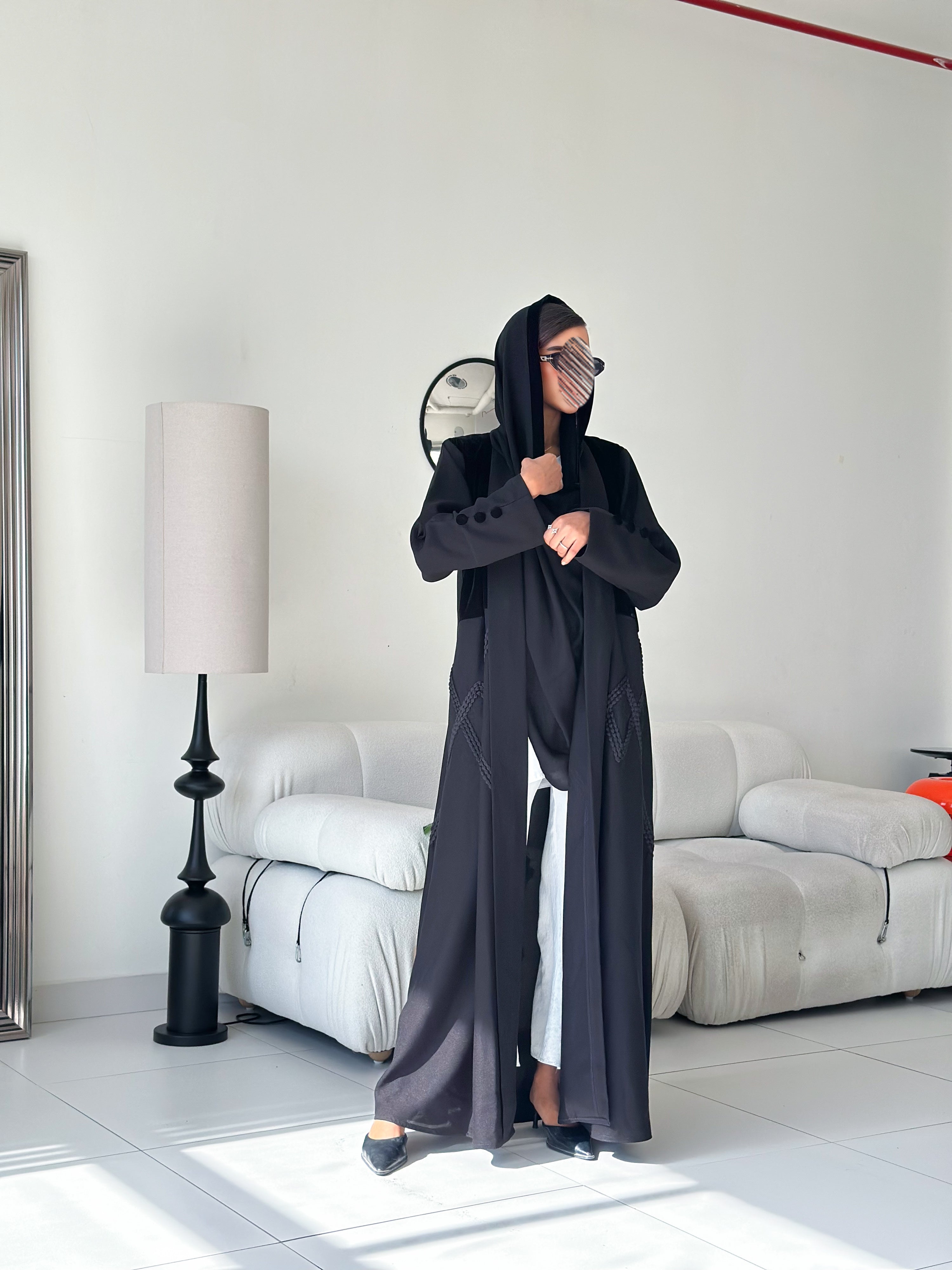 MWT559 - عباية مخمل مع تطريز أسود