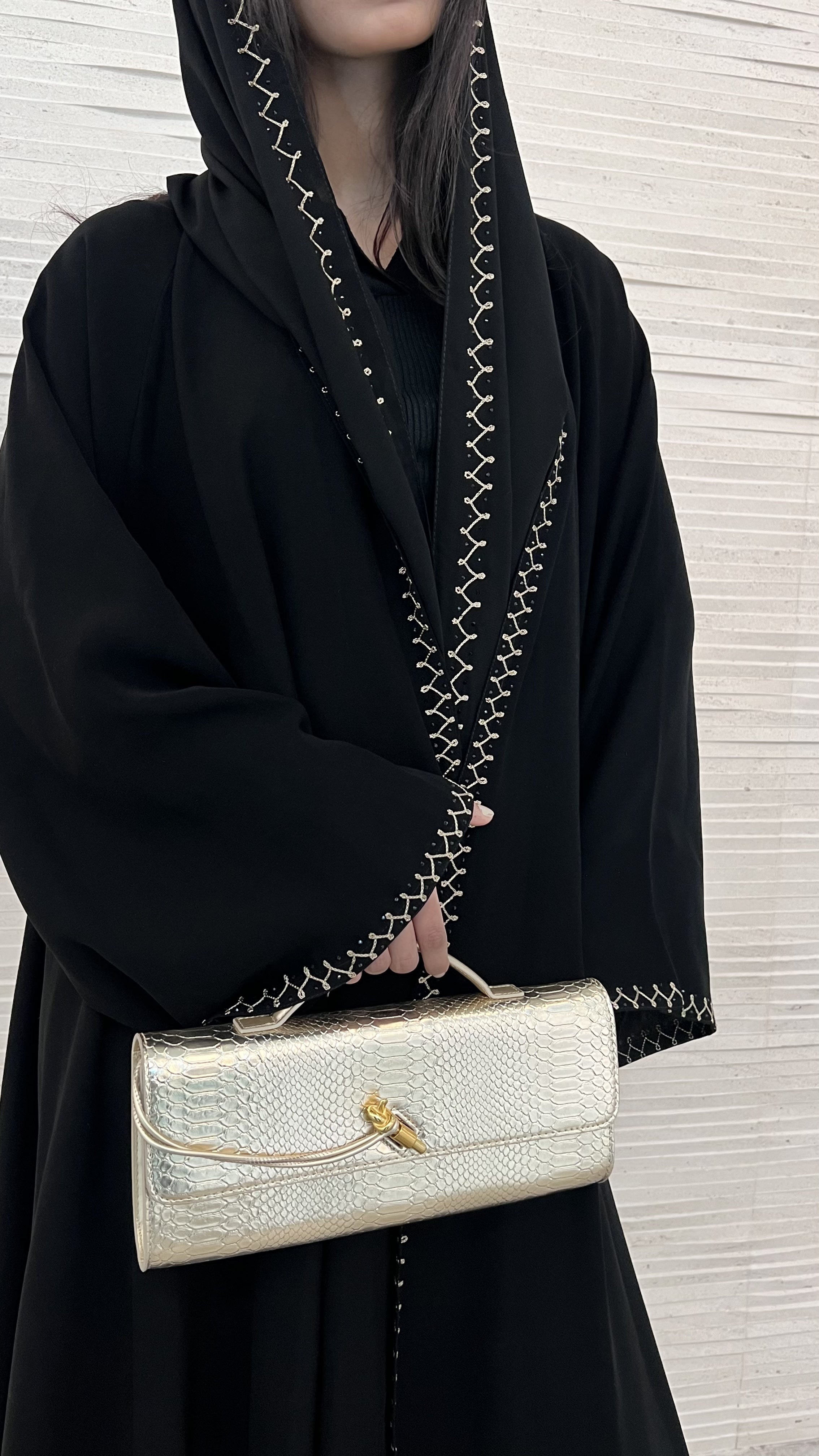 MW1267 - عباية سوداء دبل كلوش بتطريز ابيض في اطراف العباية والطرحة - Aya