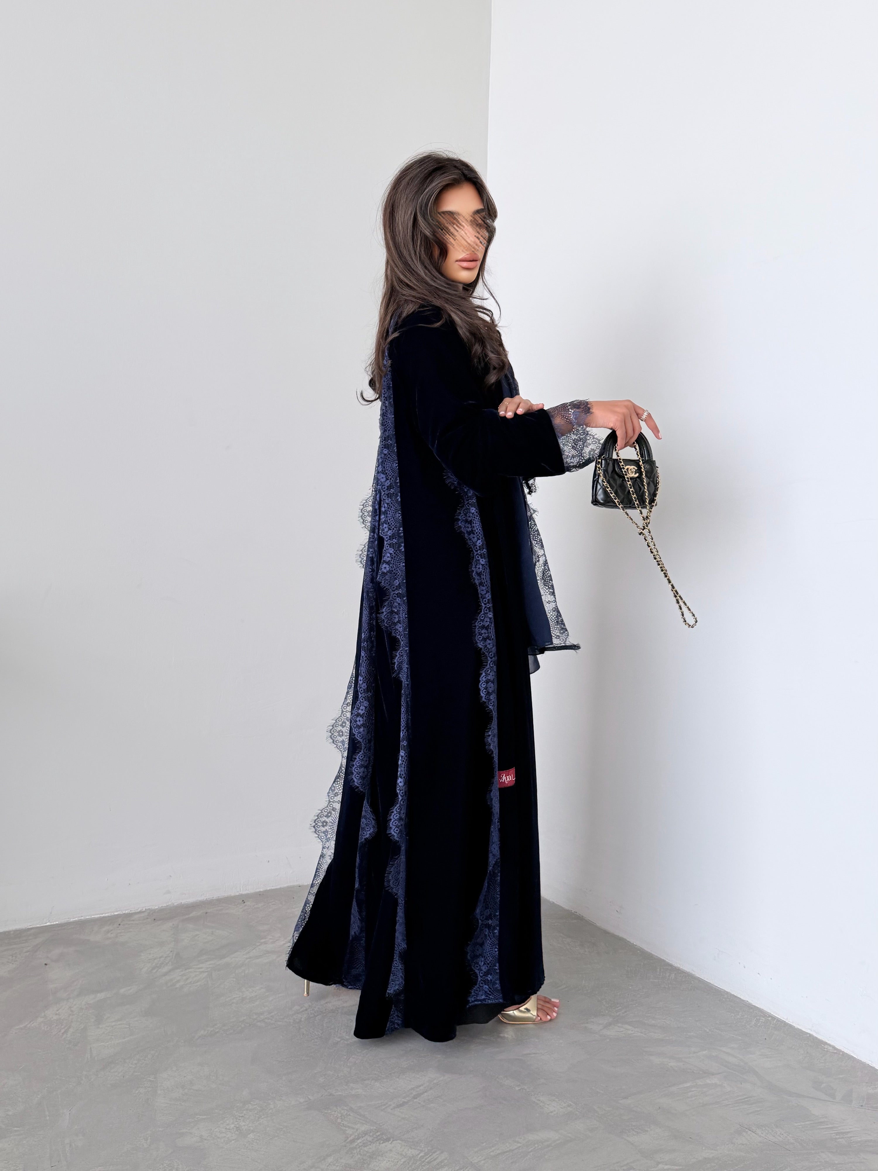 MWT983 - عباية مخمل مع دخيلة دانتيل من الخلف والاكمام